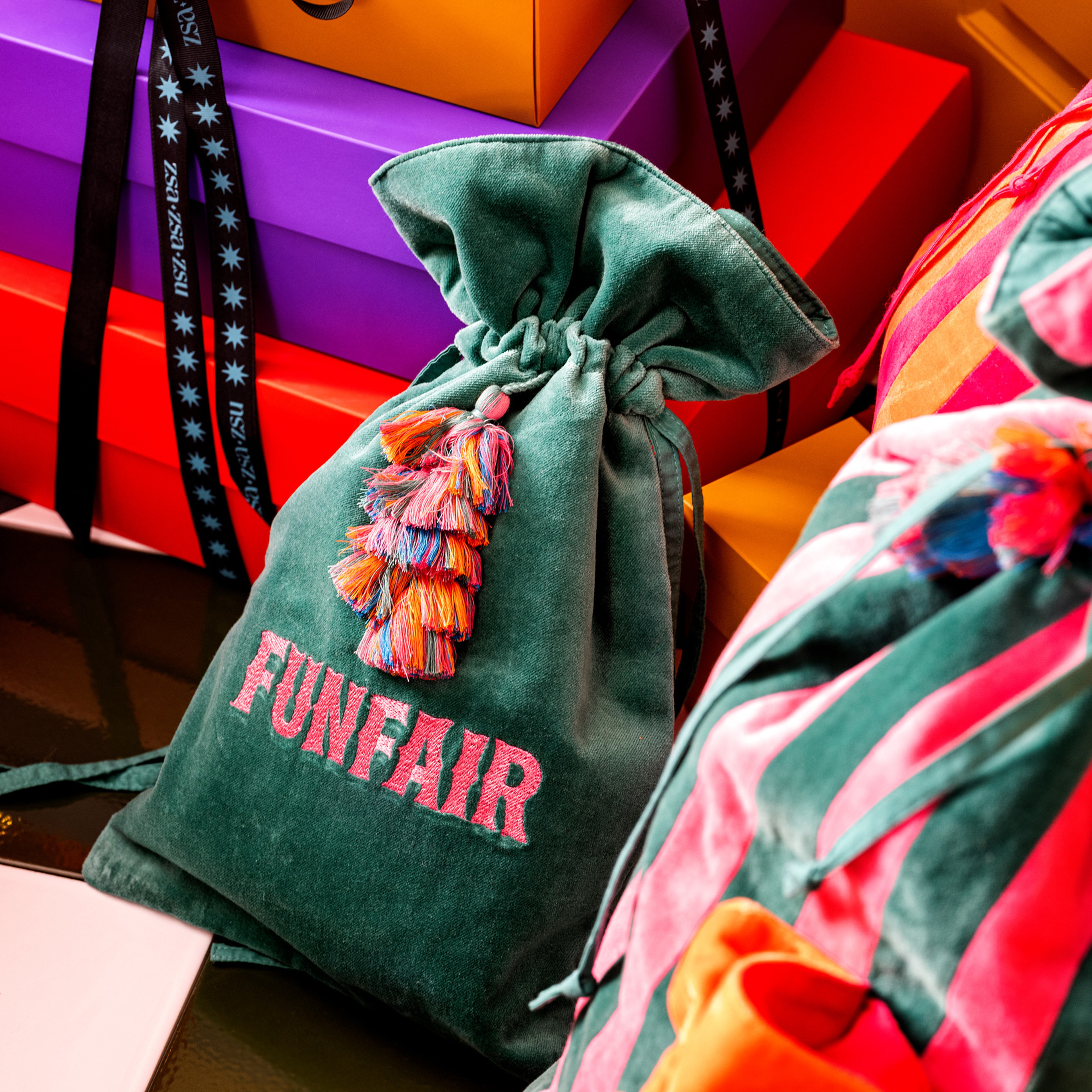 Delhı Püsküllü Nakışlı Orta Boy Pamuk Pamuk Dekoratif Kese 40x25 Cm Yeşil