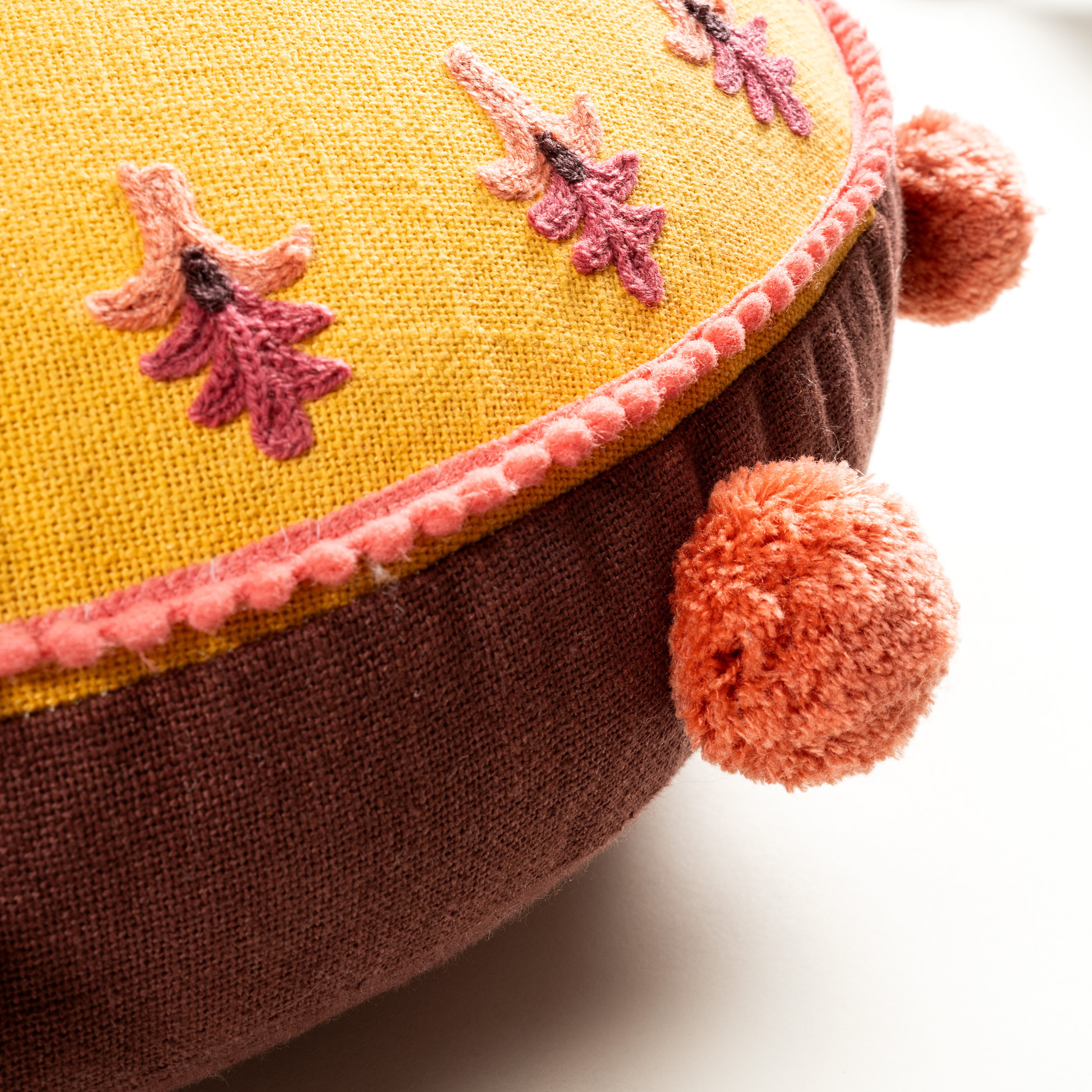 Ghunı Pompomlu Biyeli Nakışlı Pamuk Pamuk Dolgulu Kırlent 40 Cm Sarı