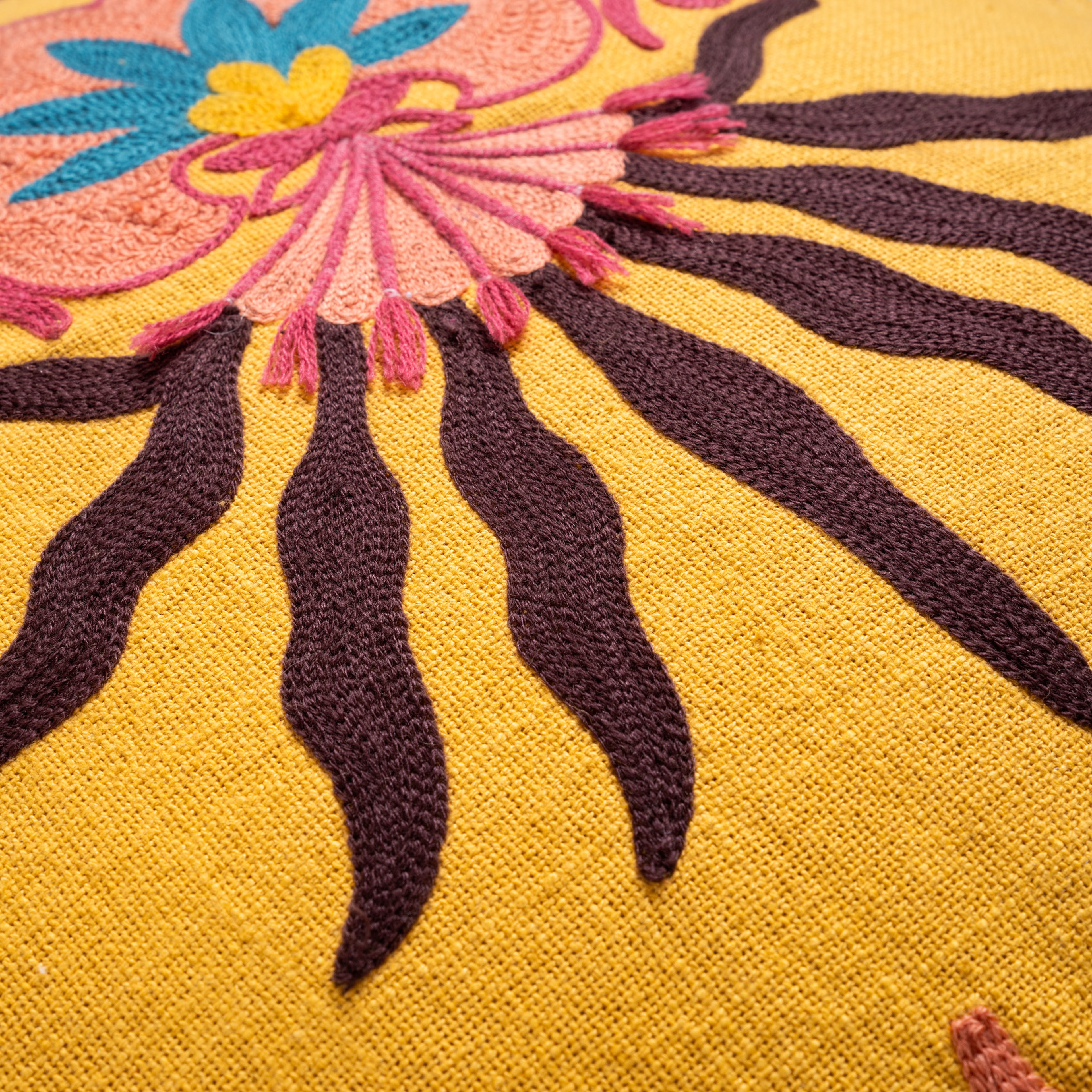 Ghunı Pompomlu Biyeli Nakışlı Pamuk Pamuk Dolgulu Kırlent 40 Cm Sarı