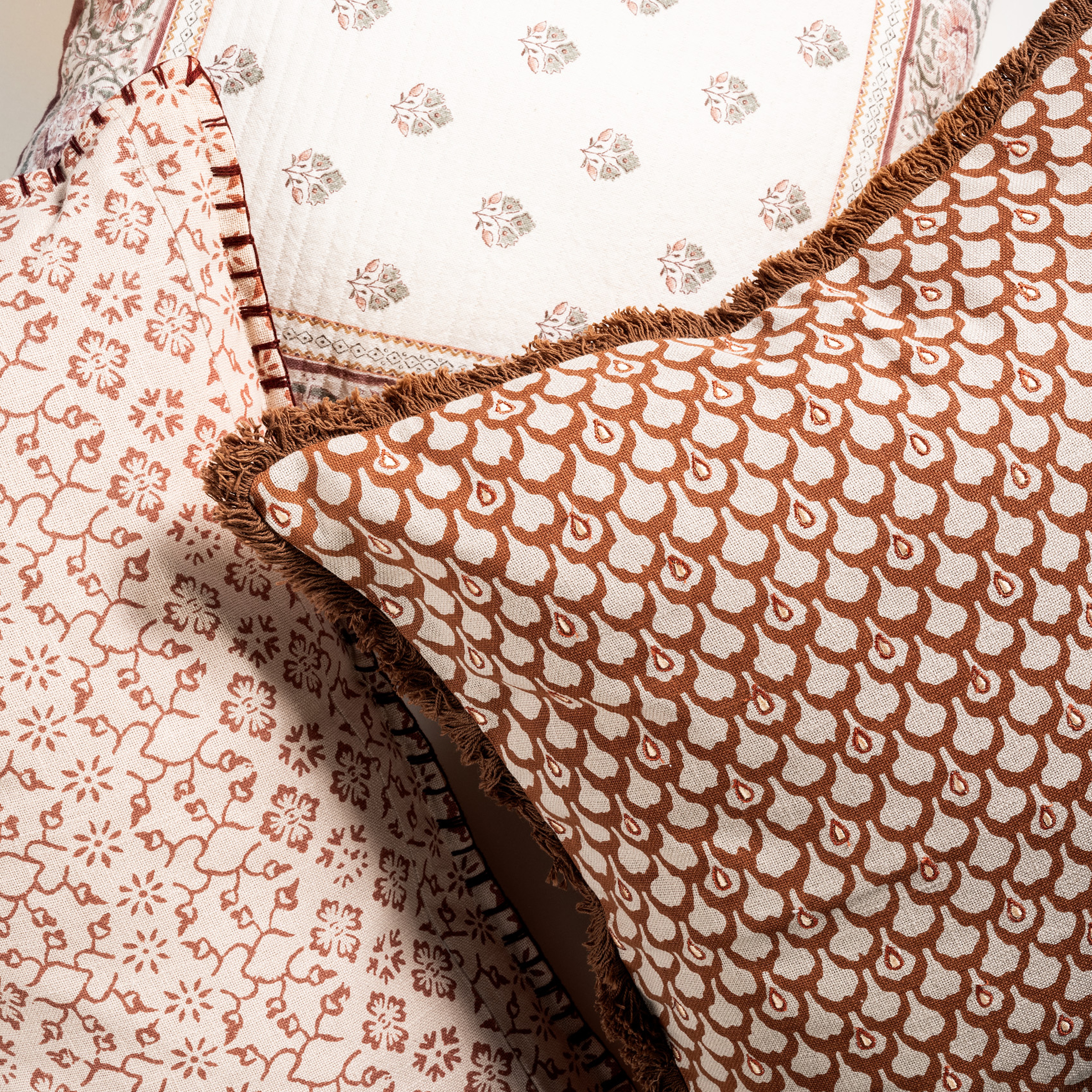 Nilüfer Baskılı Püsküllü Pamuk %100 Pamuk Dolgulu Kırlent 50x50 Cm Renkli