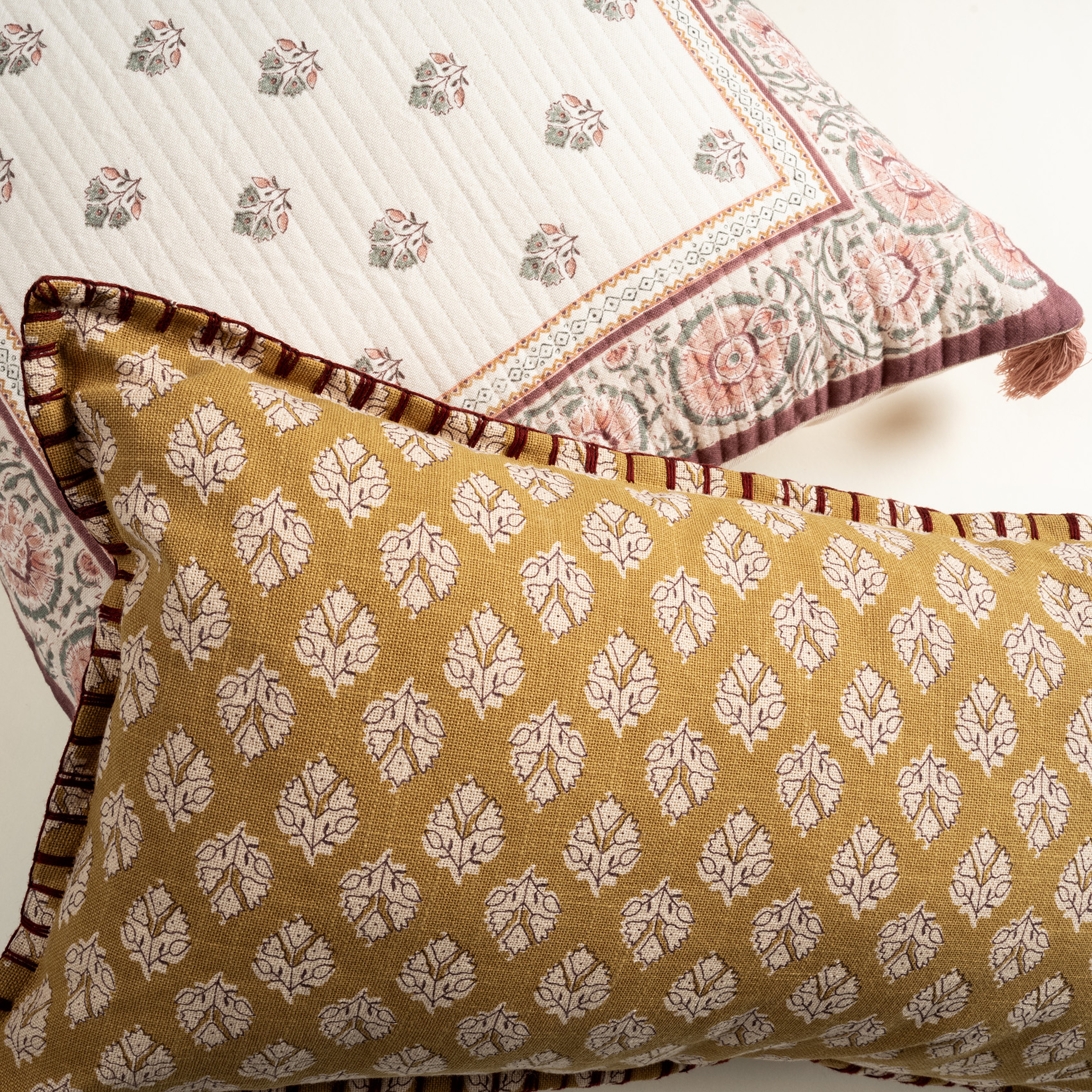 Nilüfer Baskılı Püsküllü Pamuk %100 Pamuk Dolgulu Kırlent 50x50 Cm Renkli