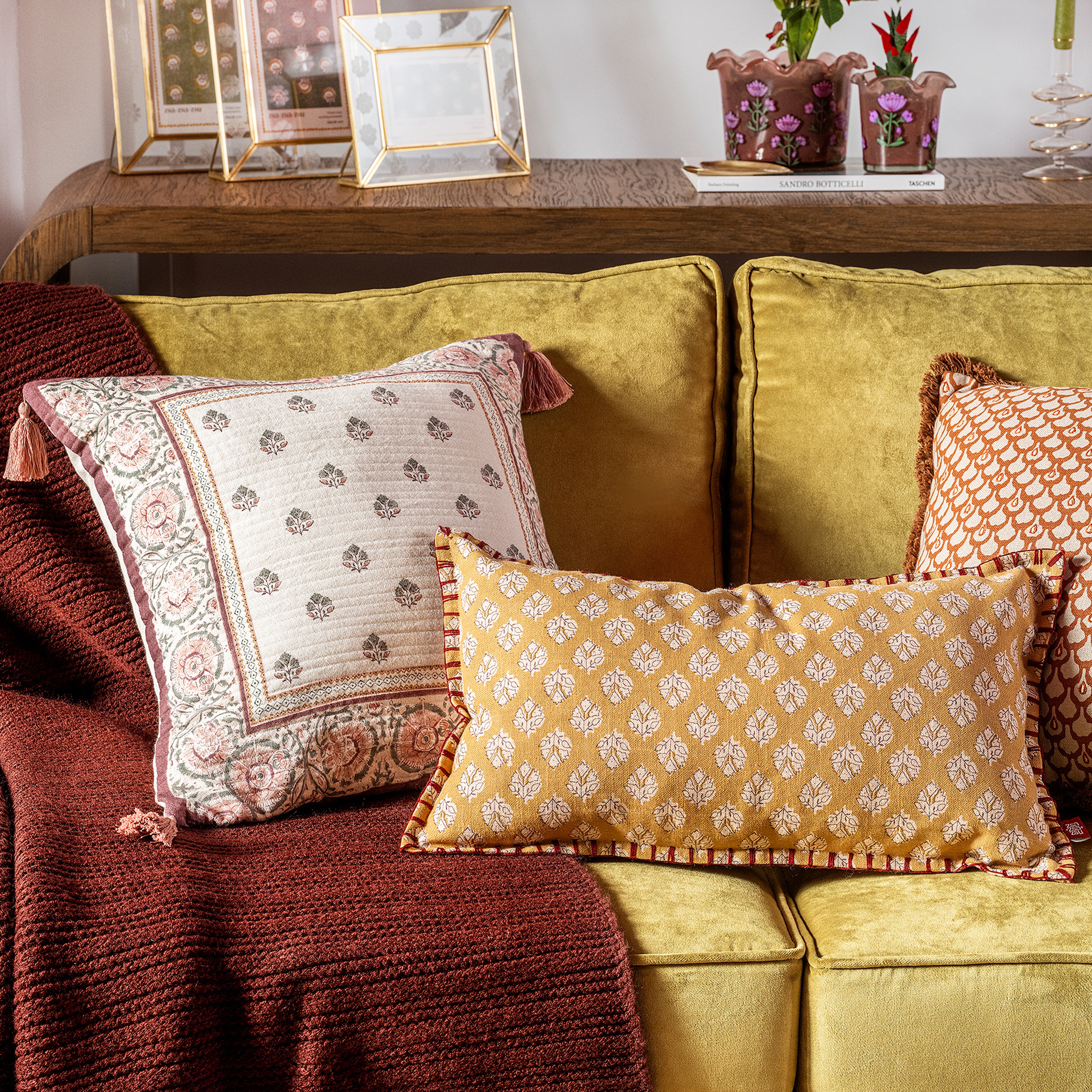 Nilüfer Baskılı Püsküllü Pamuk %100 Pamuk Dolgulu Kırlent 50x50 Cm Renkli