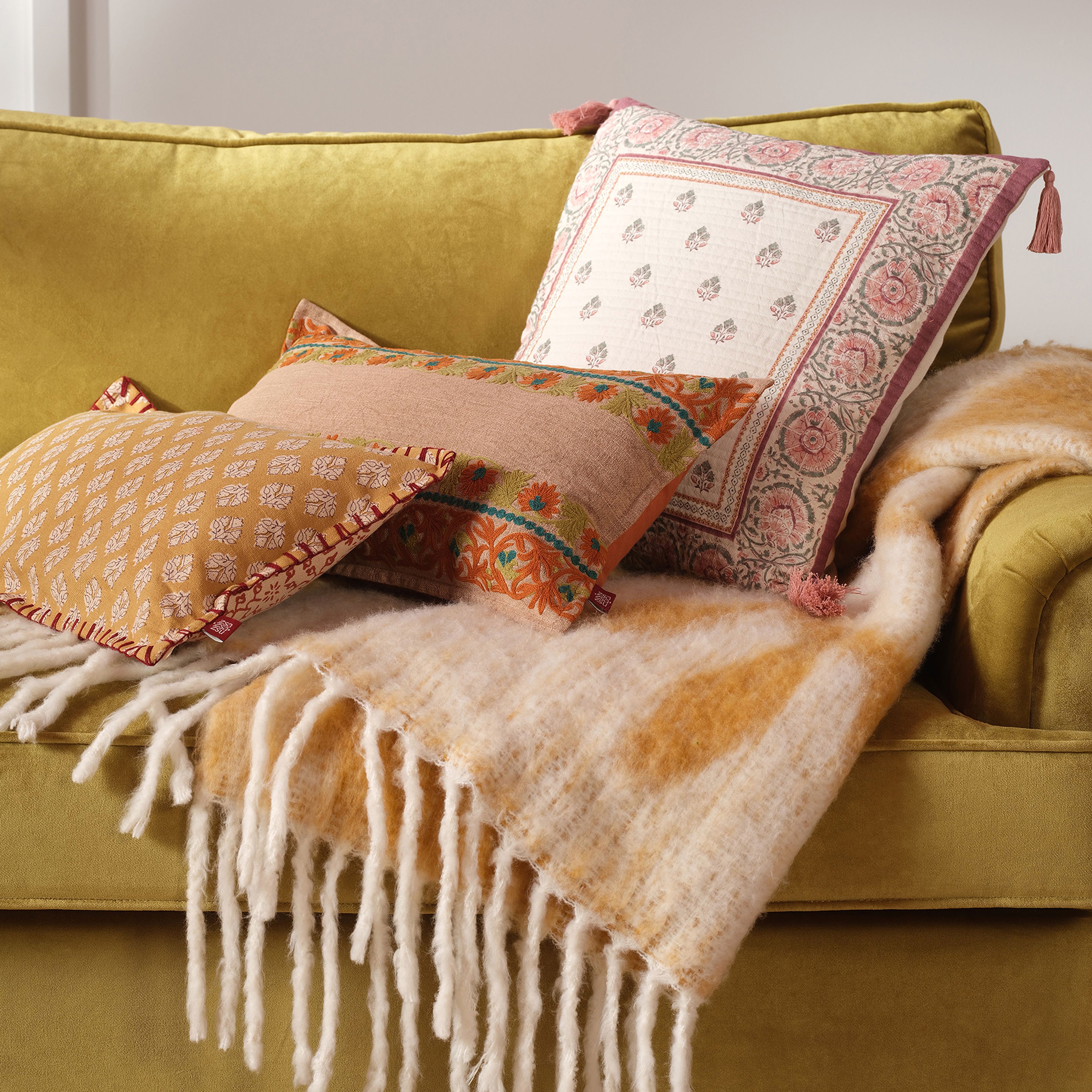 Nilüfer Baskılı Püsküllü Pamuk %100 Pamuk Dolgulu Kırlent 50x50 Cm Renkli