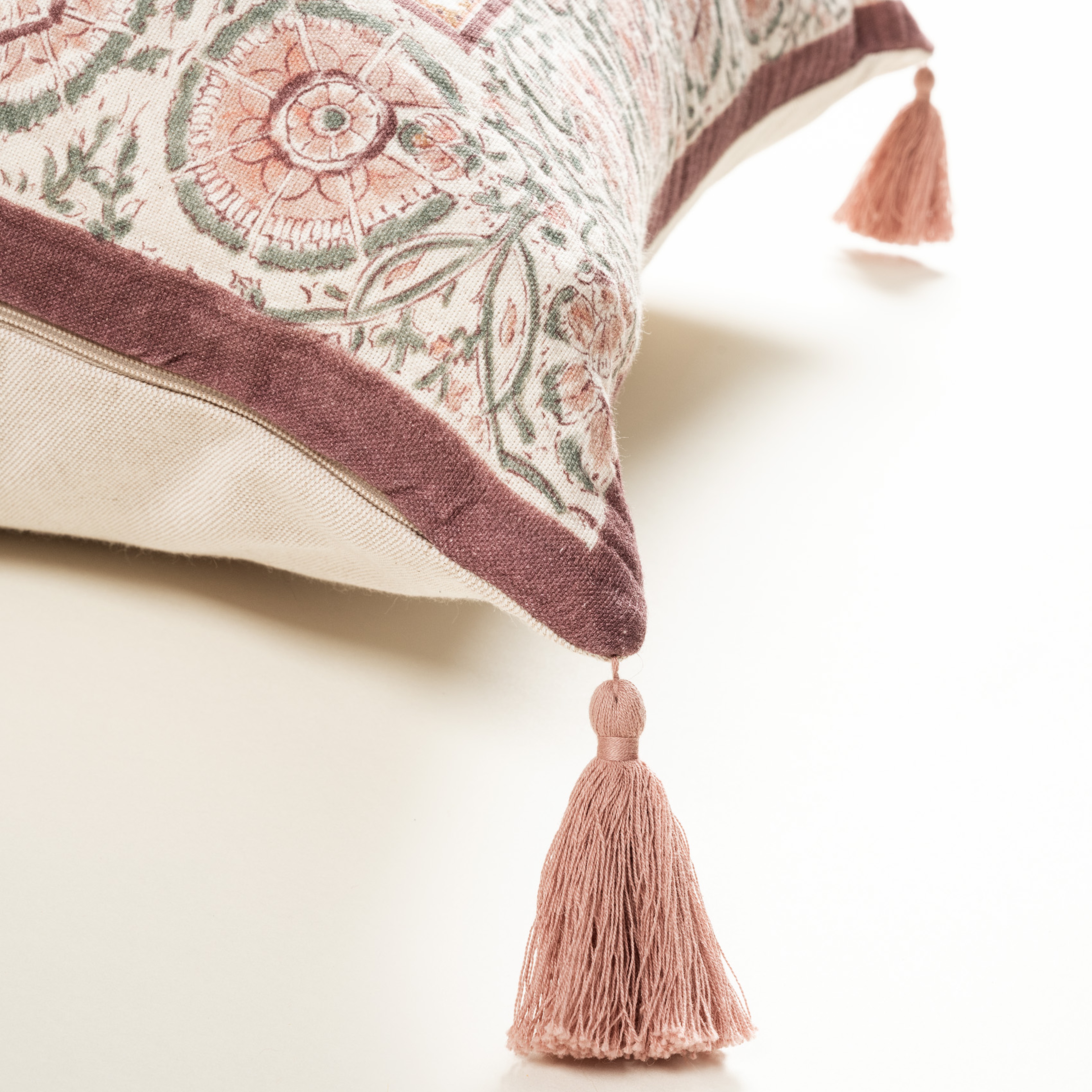 Nilüfer Baskılı Püsküllü Pamuk %100 Pamuk Dolgulu Kırlent 50x50 Cm Renkli