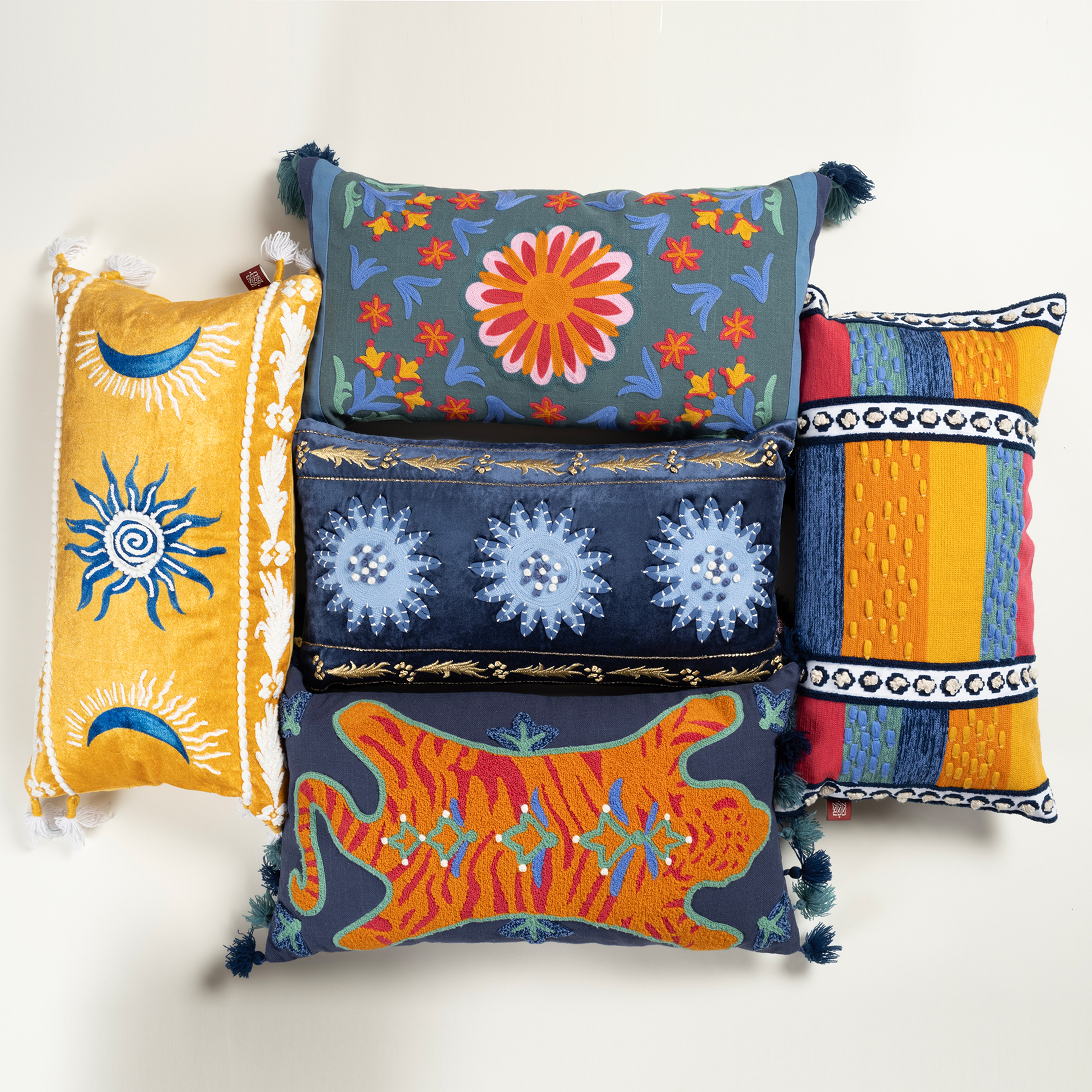 Ghunı Nakışlı Viskon Pamuk Kadife Kadife Dolgulu Kırlent 30x55 Cm Sarı