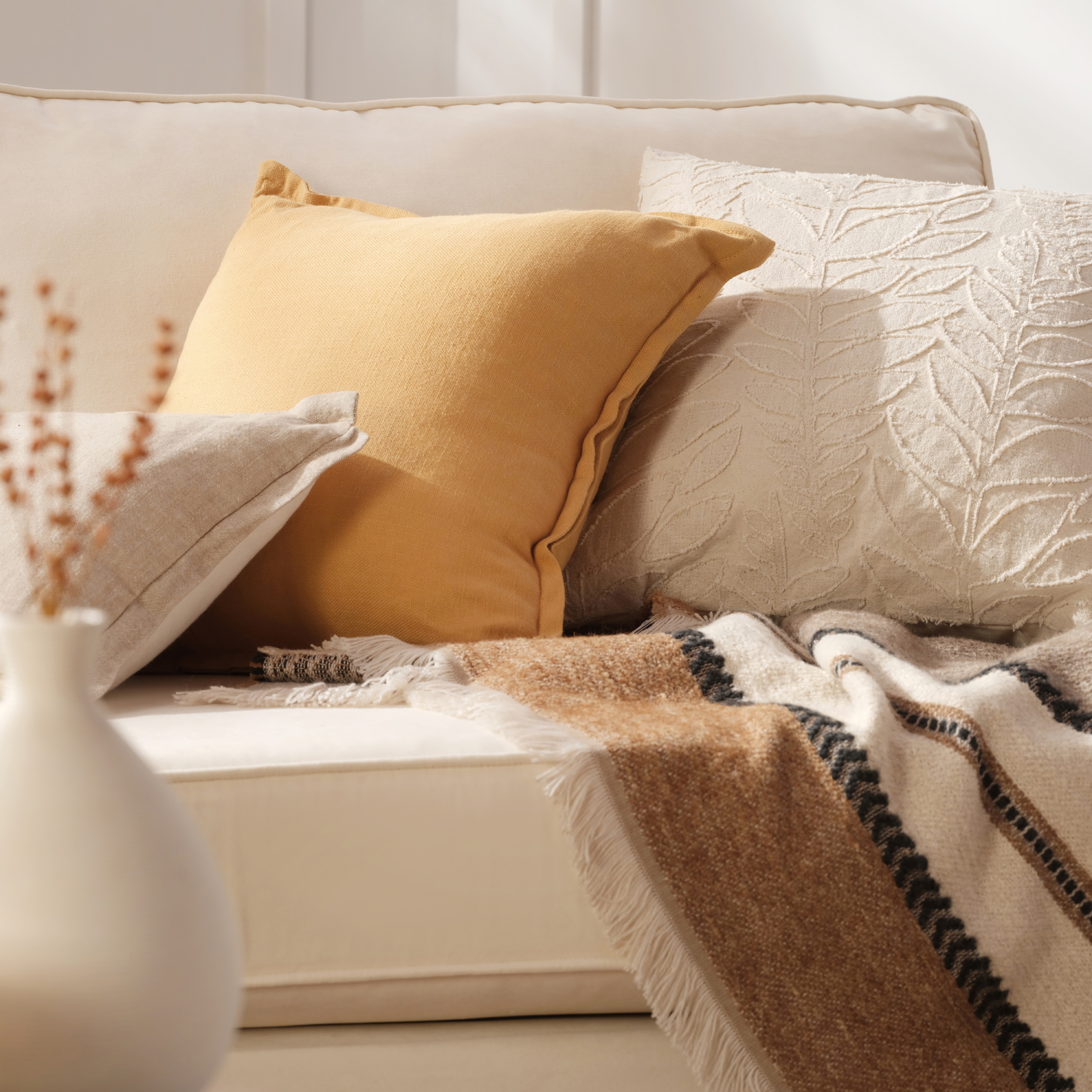 Nilüfer Şantuklu Viskon Pamuk Viskon Pamuk Dolgulu Kırlent 45x45 Cm Sarı