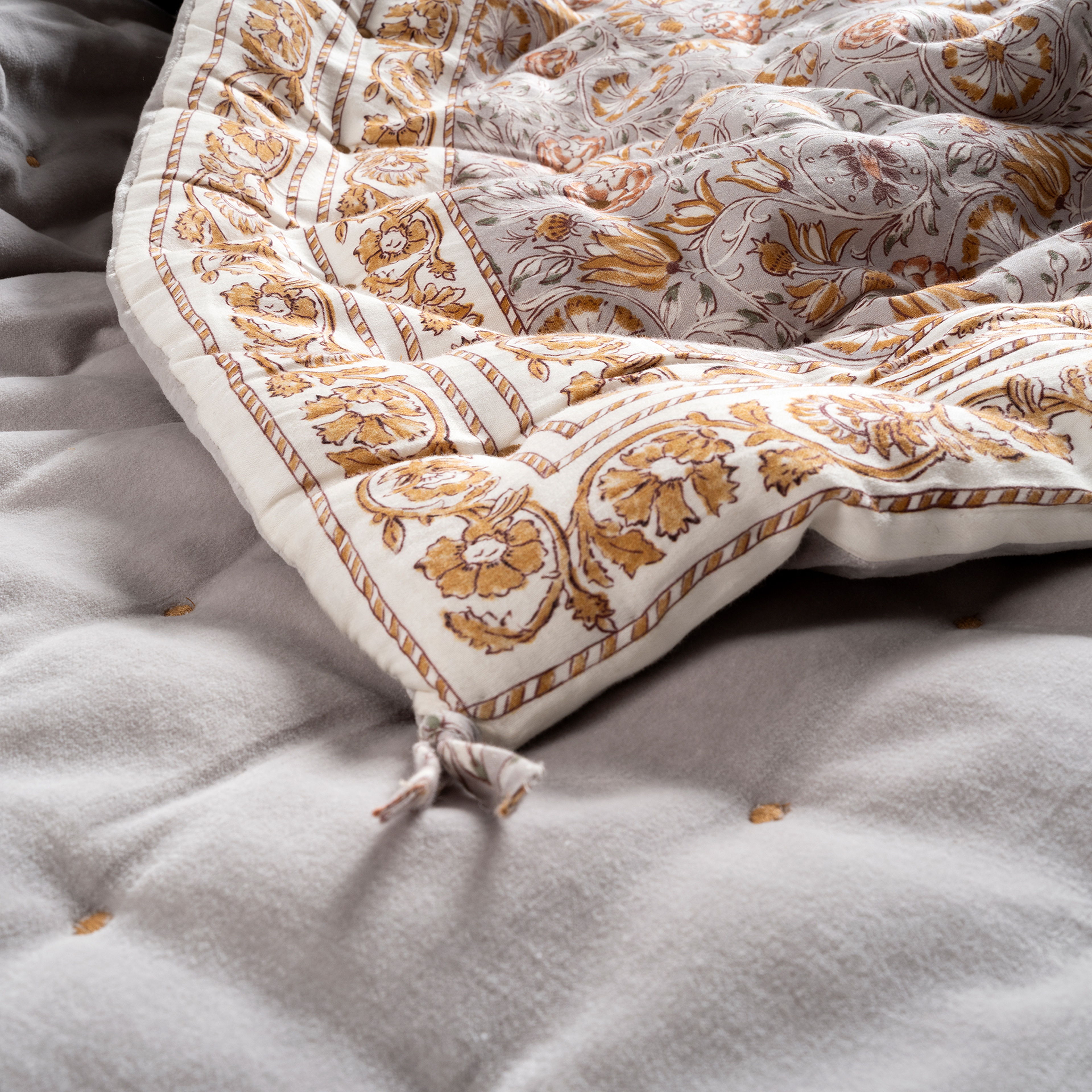 Okhla El İşi Baskılı Kapitoneli Pamuk Kadife Pamuk Kadife Yatak Örtüsü Seti 260x280 Cm Gri