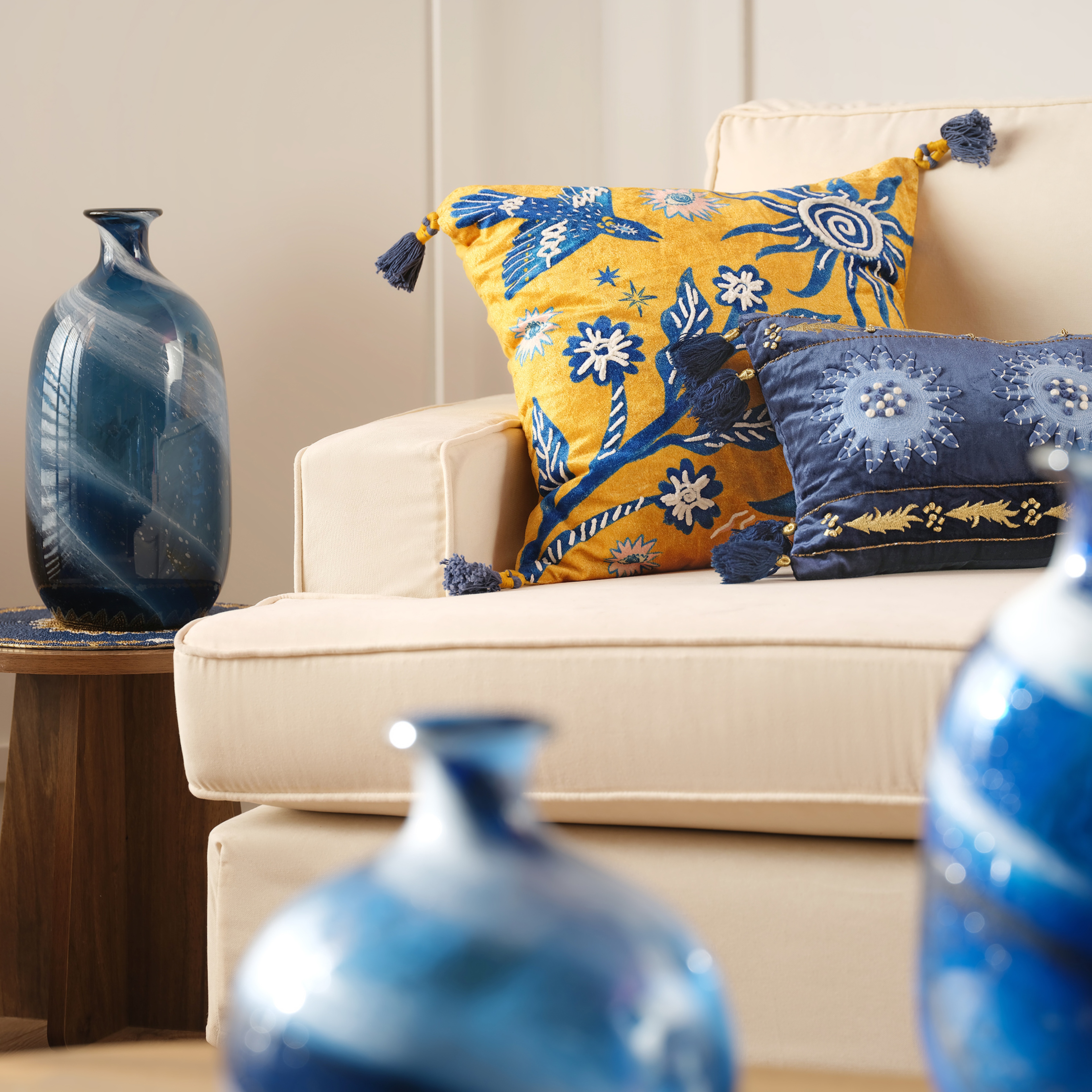 Ghunı Nakışlı Viskon Pamuk Kadife Kadife Dolgulu Kırlent 50x50 Cm Sarı