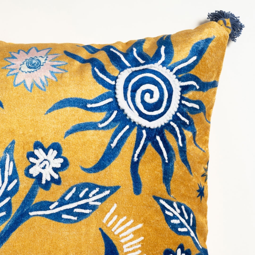 Ghunı Nakışlı Viskon Pamuk Kadife Kadife Dolgulu Kırlent 50x50 Cm Sarı