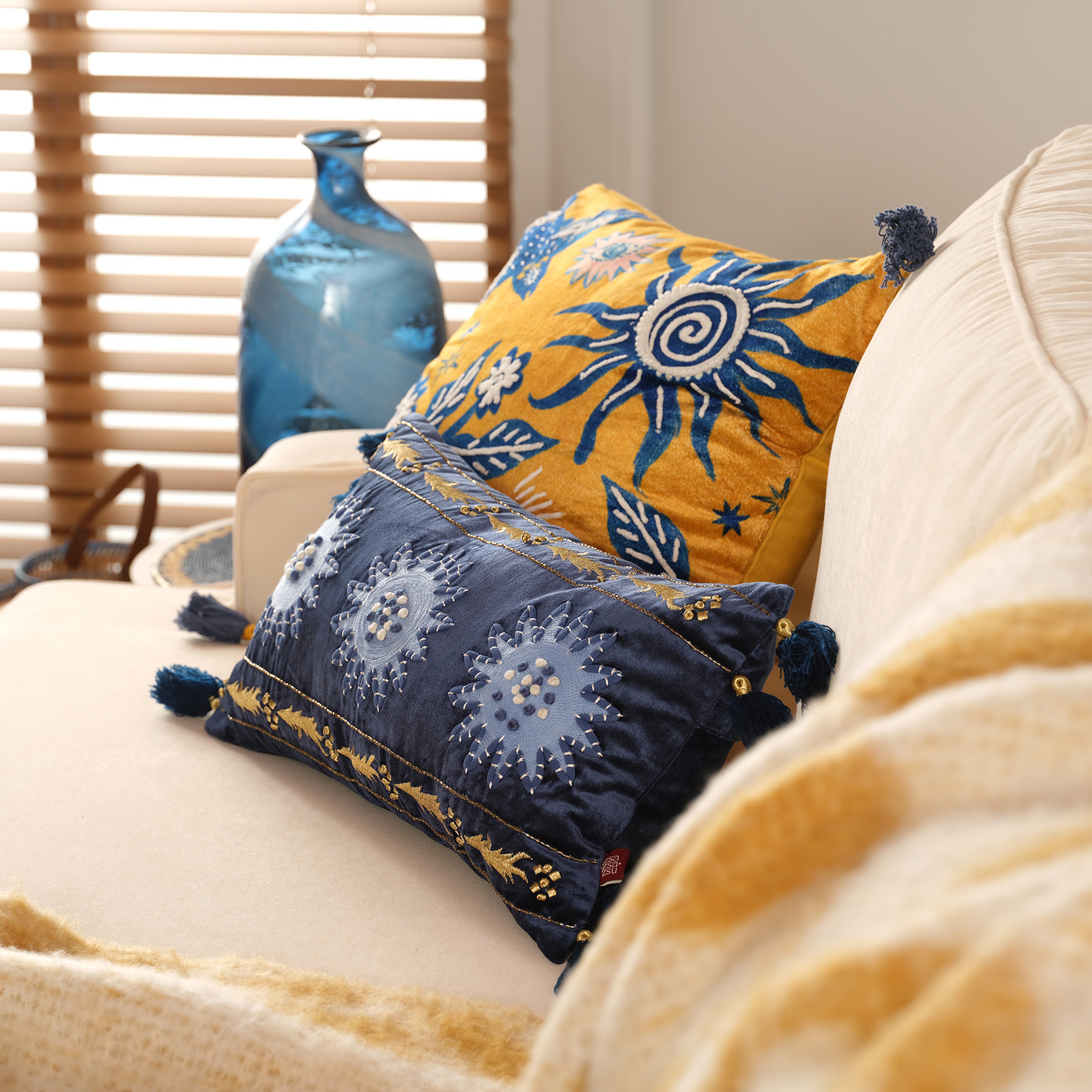 Ghunı Nakışlı Pamuk Kadife Dolgulu Kırlent 30x55 Cm Mavi