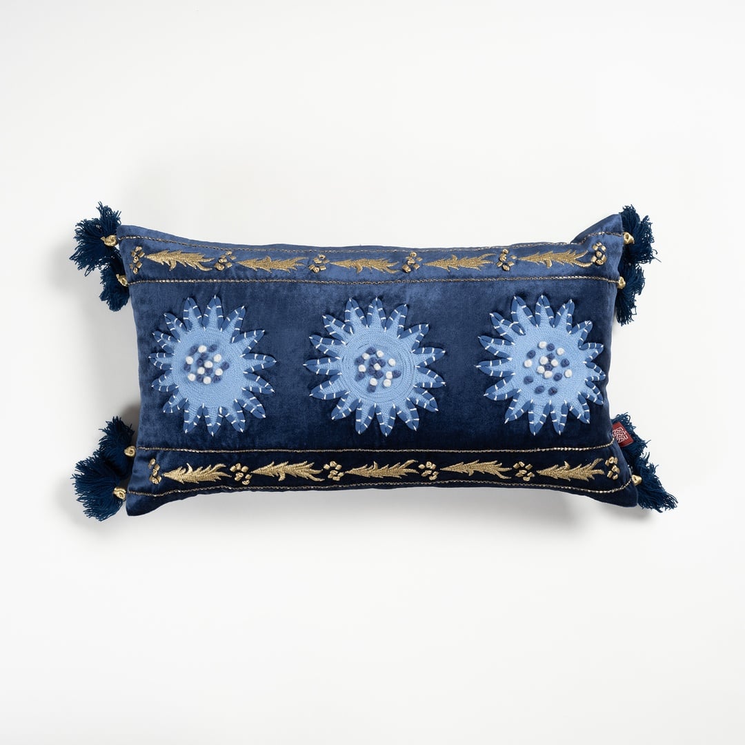 Ghunı Nakışlı Pamuk Kadife Dolgulu Kırlent 30x55 Cm Mavi