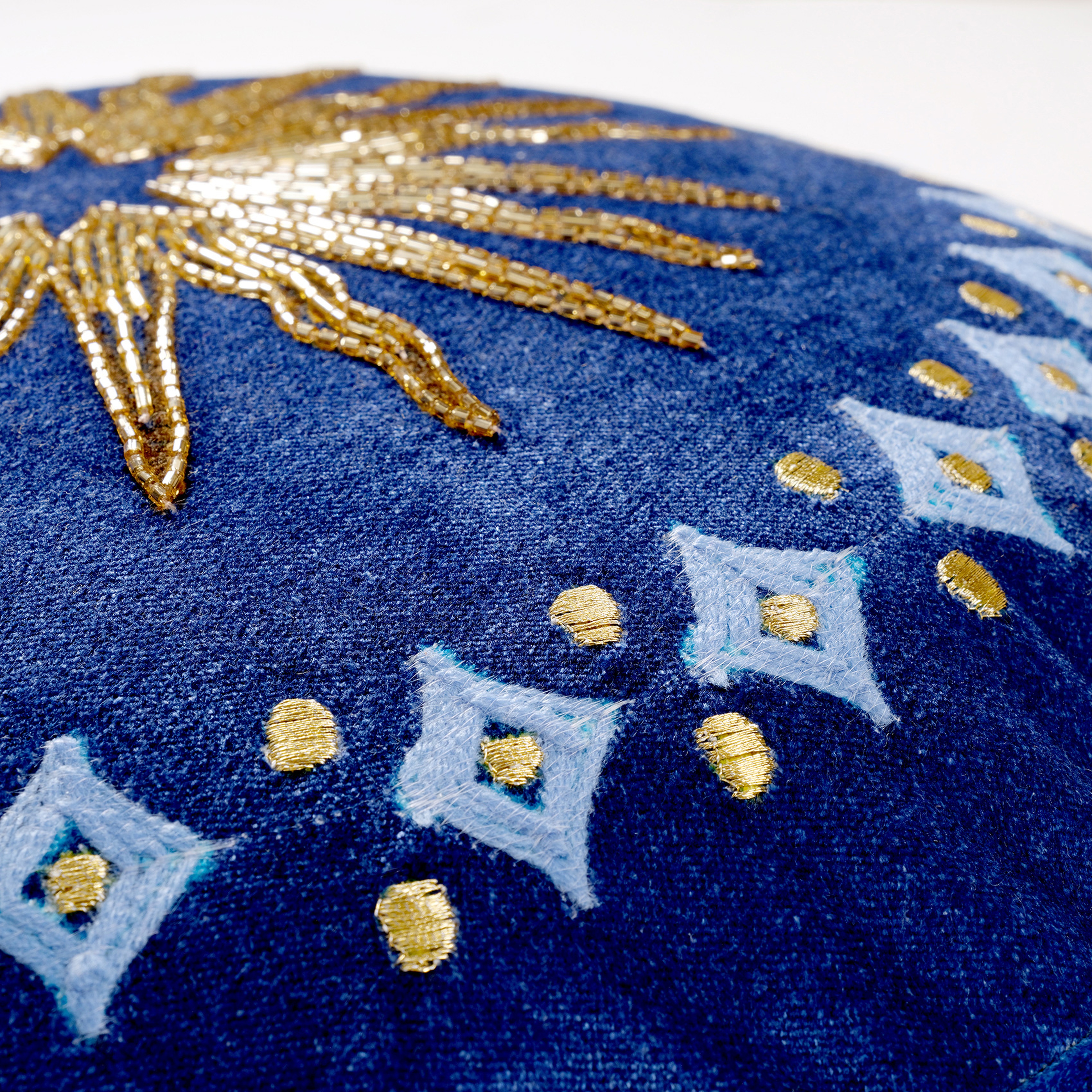 Ghunı Dijital Baskılı Nakışlı Viskon Pamuk Kadife Dolgulu Kırlent 40 Cm Mavi