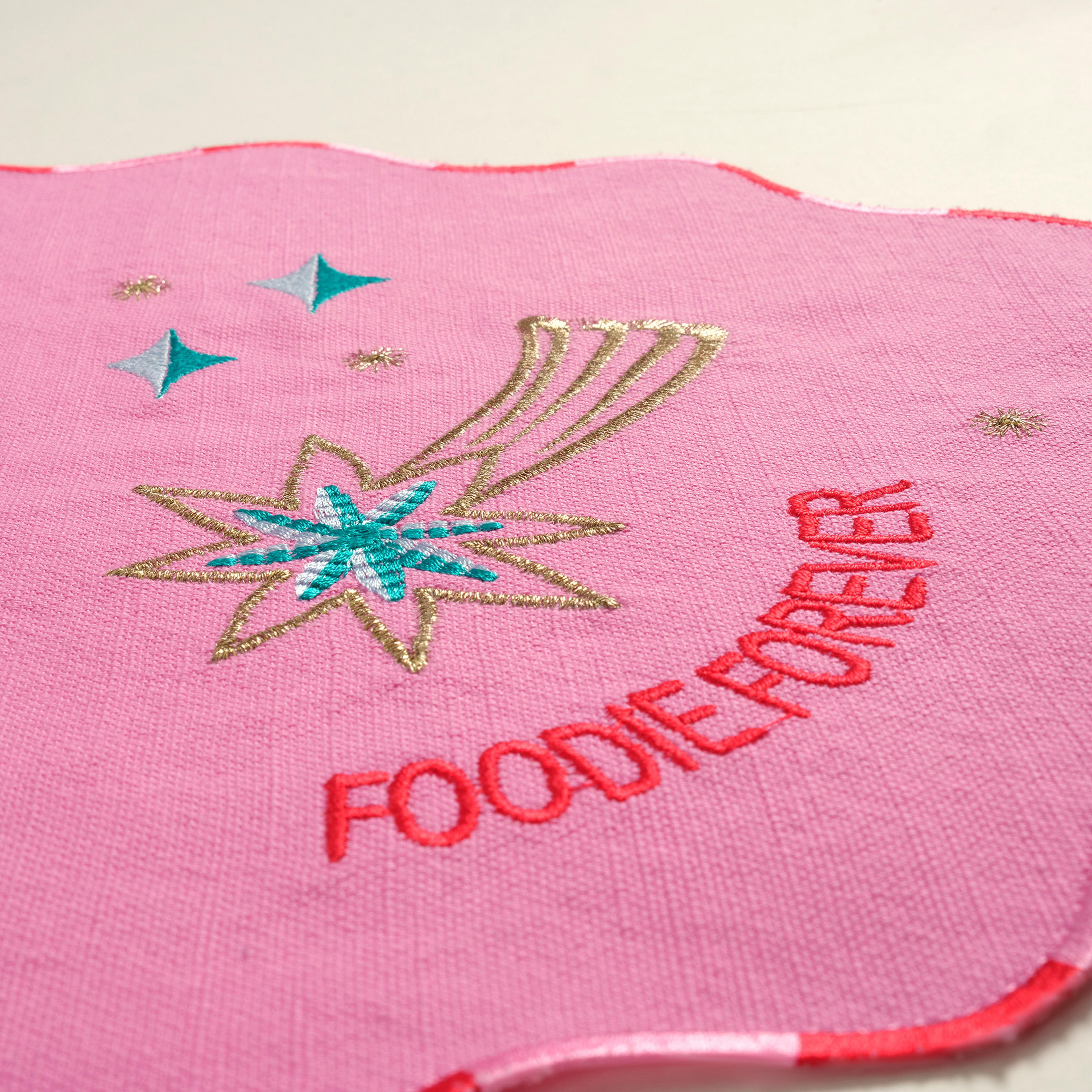 Nilüfer Dijital Baskılı Nakışlı Pamuk Amerikan Servis 35x50 Cm Pembe - Kırmızı