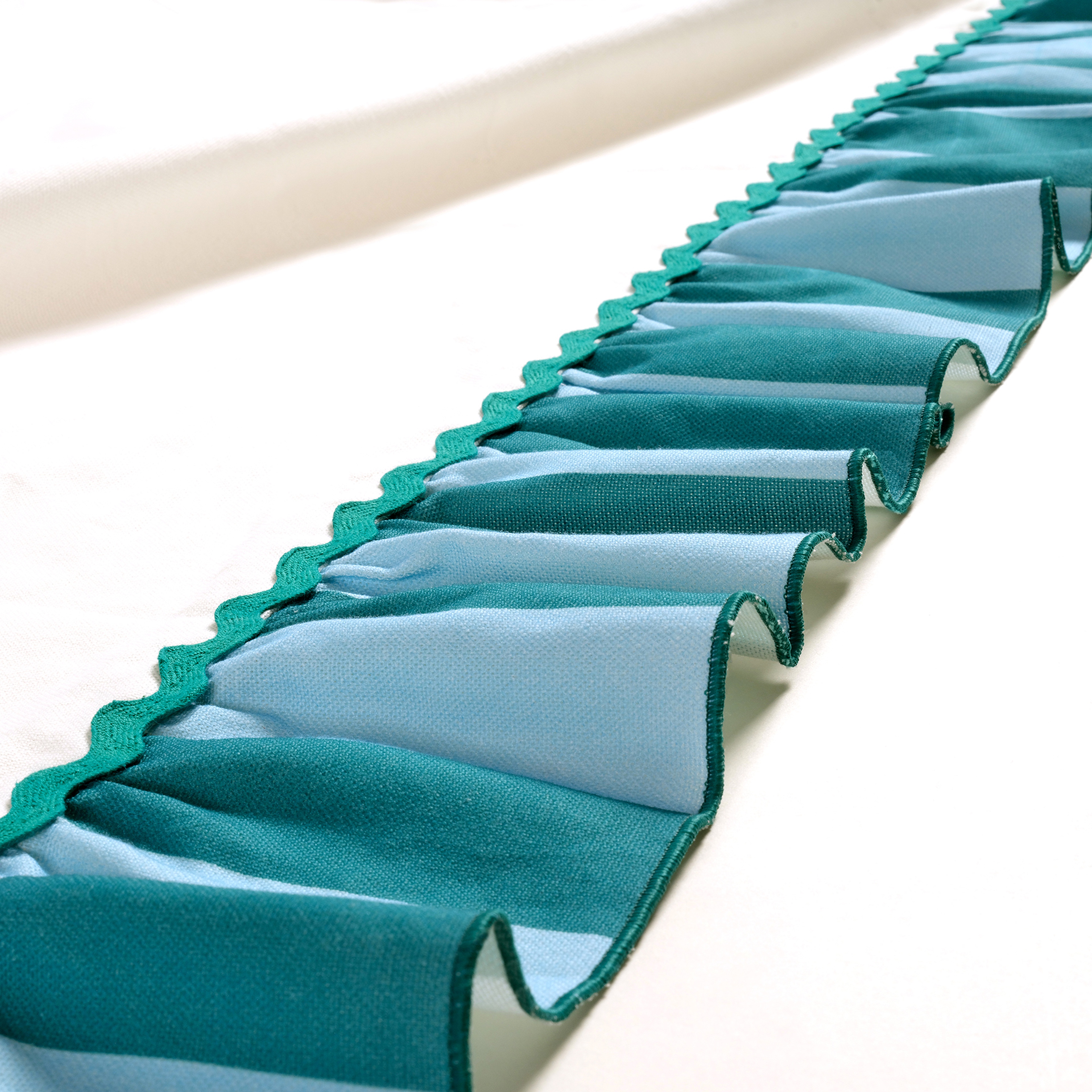 Nilüfer Fırfır Detaylı Nakışlı Pamuk Masa Örtüsü 160x240 Cm Ekru