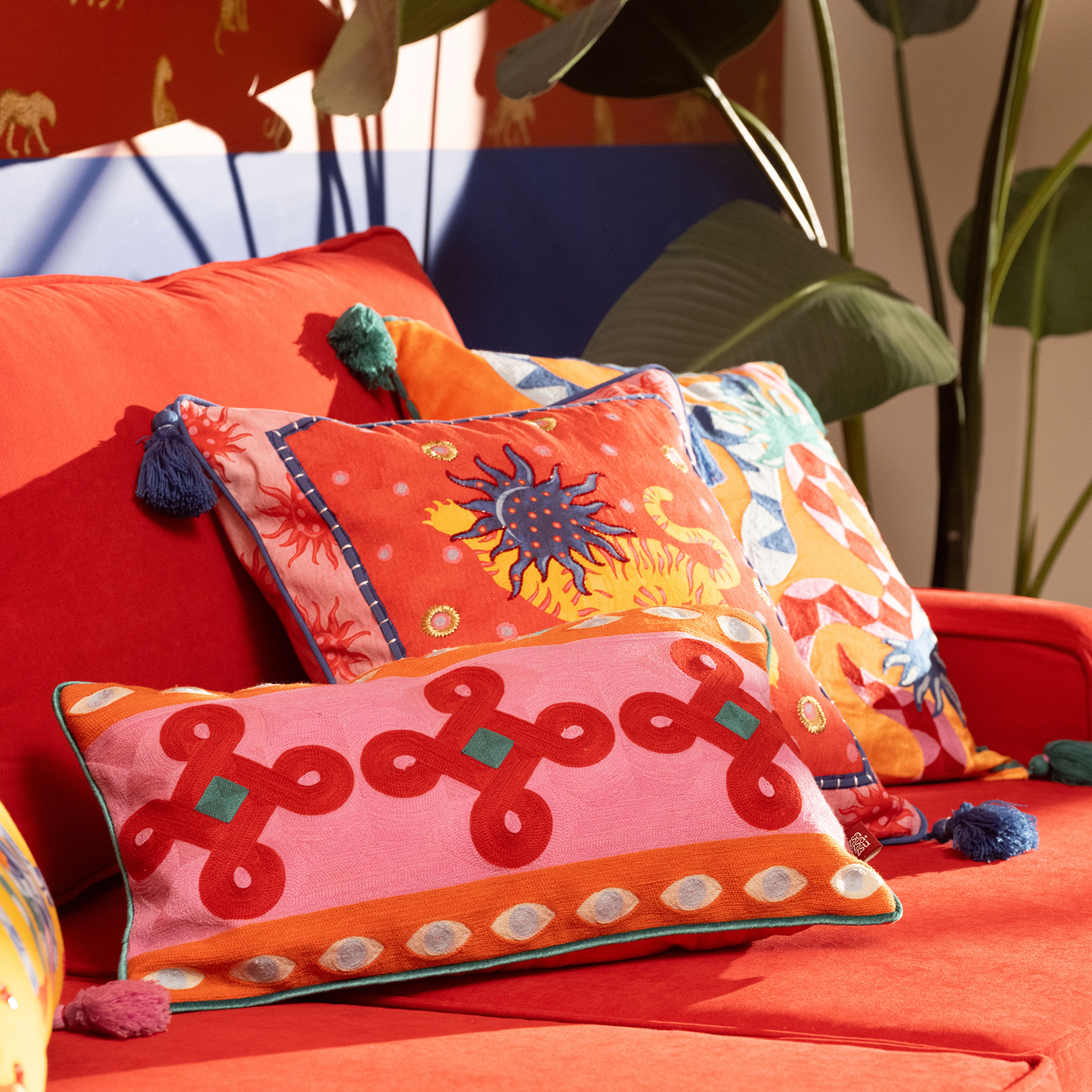 Ghunı Nakışlı Viskon Pamuk Kadife Dolgulu Kırlent 30x55 Cm Renkli