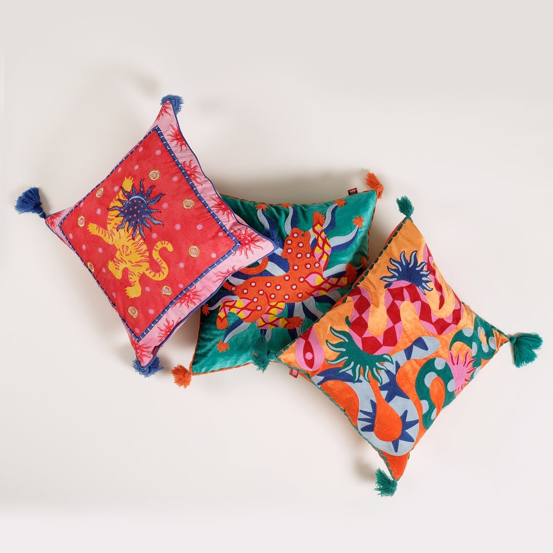 Ghunı Dijital Baskılı Nakışlı Pamuk Dolgulu Kırlent 50x50 Cm Kırmızı