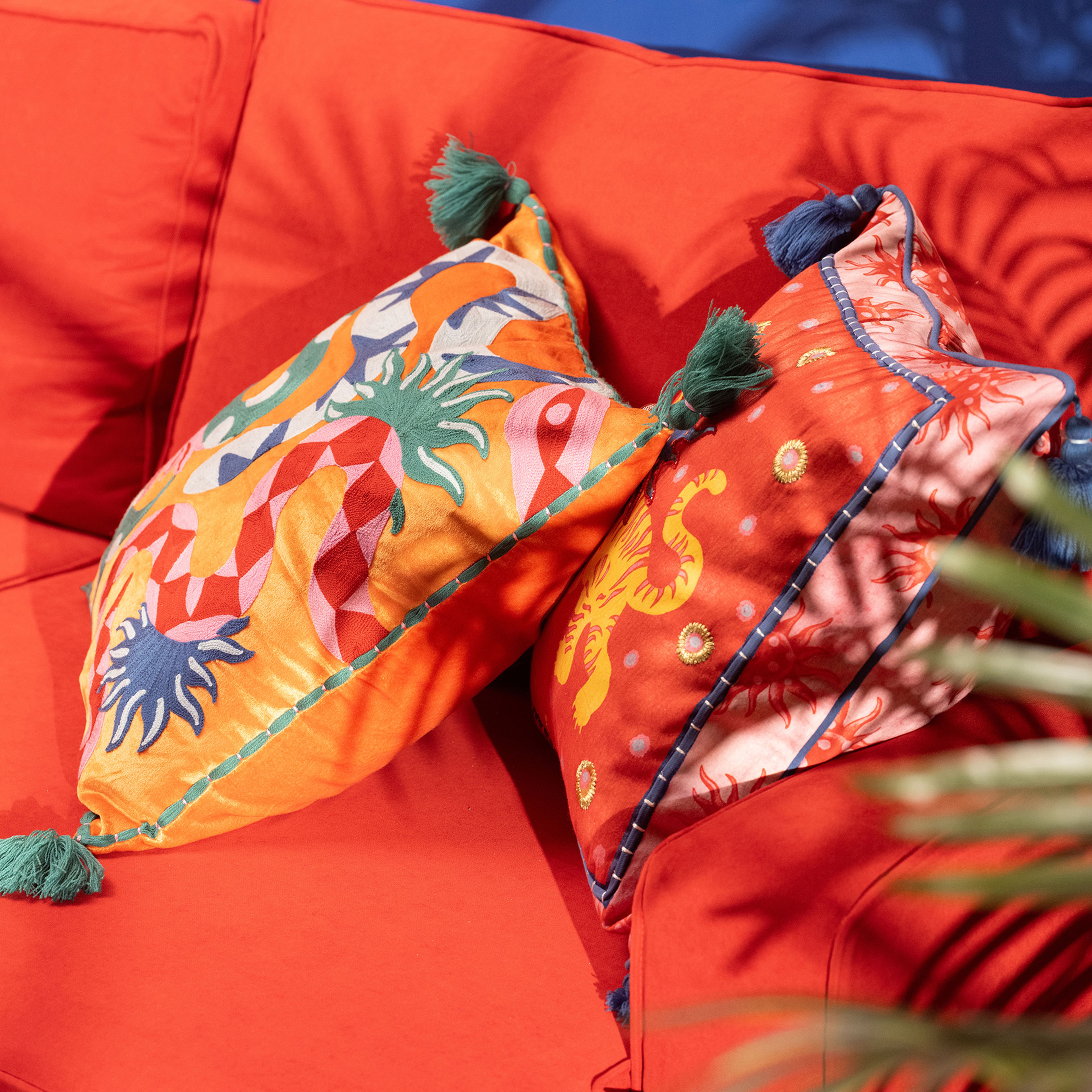 Ghunı Nakışlı Viskon Pamuk Kadife Dolgulu Kırlent 50x50 Cm Turuncu