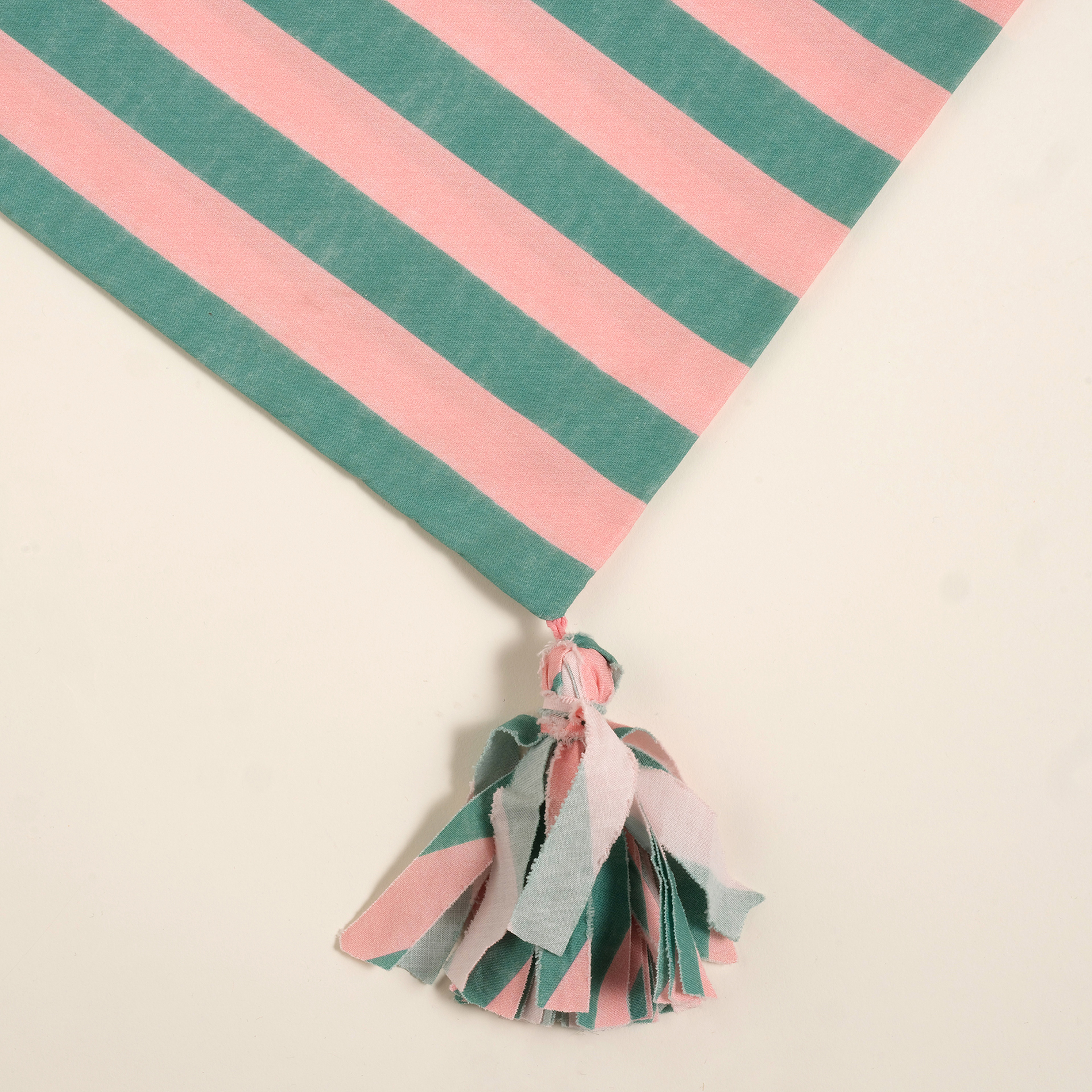 Sansad 200 Tc Püsküllü El İşi Nakışlı Kıng Sıze Pamuk Percale Nevresim Takımı 240x220 Cm Ekru