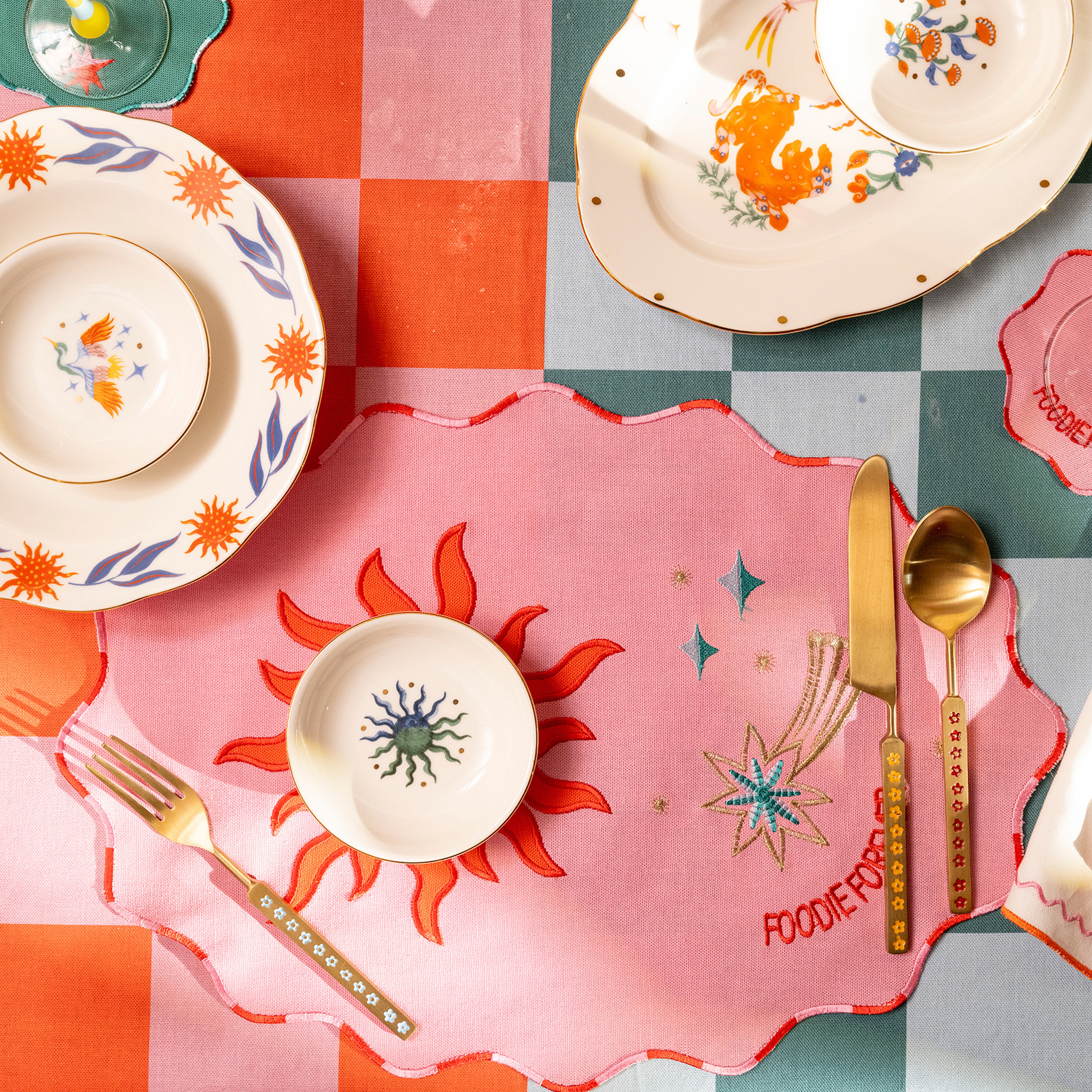 Nilüfer Dijital Baskılı Nakışlı Pamuk Amerikan Servis 35x50 Cm Pembe - Kırmızı