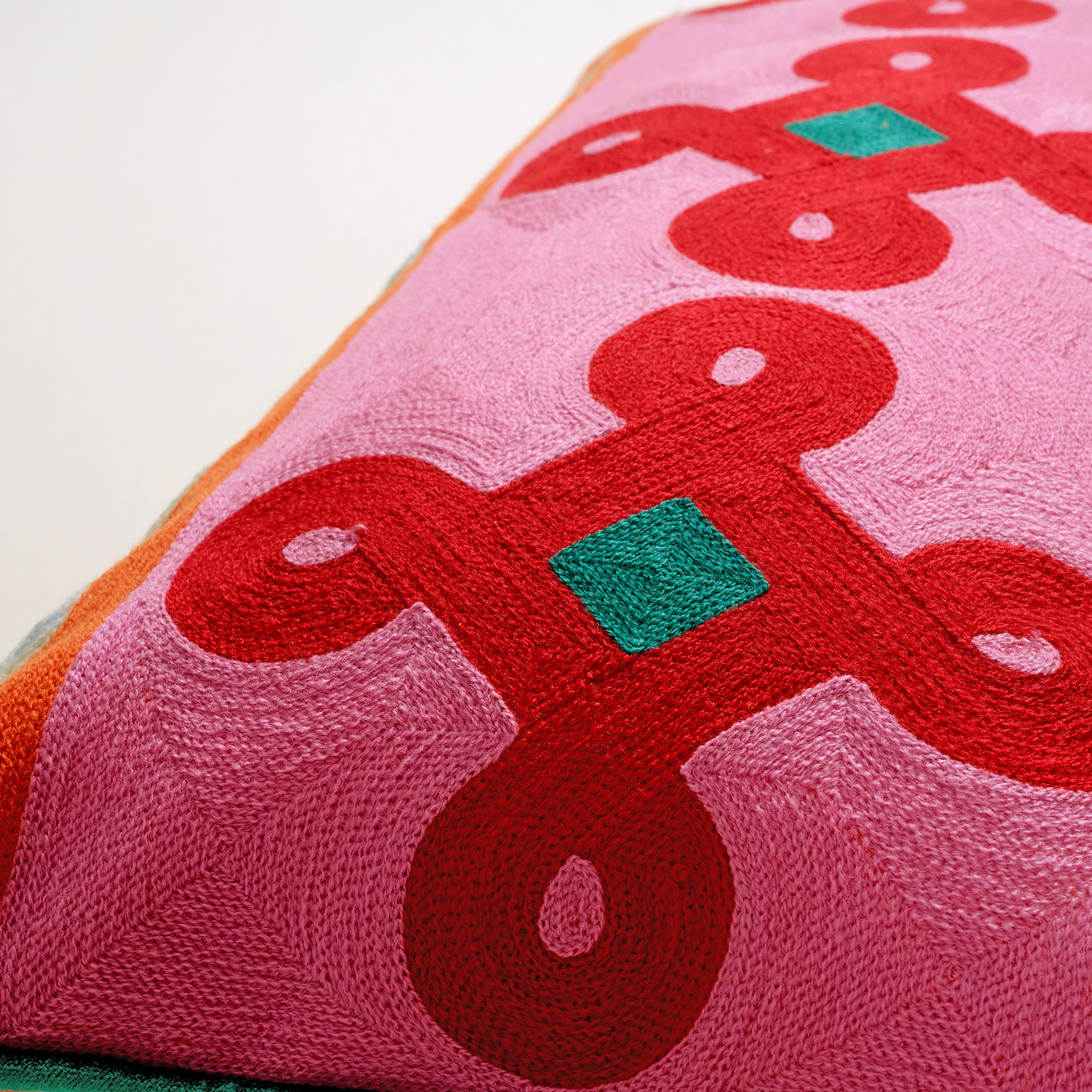 Ghunı Nakışlı Viskon Pamuk Kadife Dolgulu Kırlent 30x55 Cm Renkli