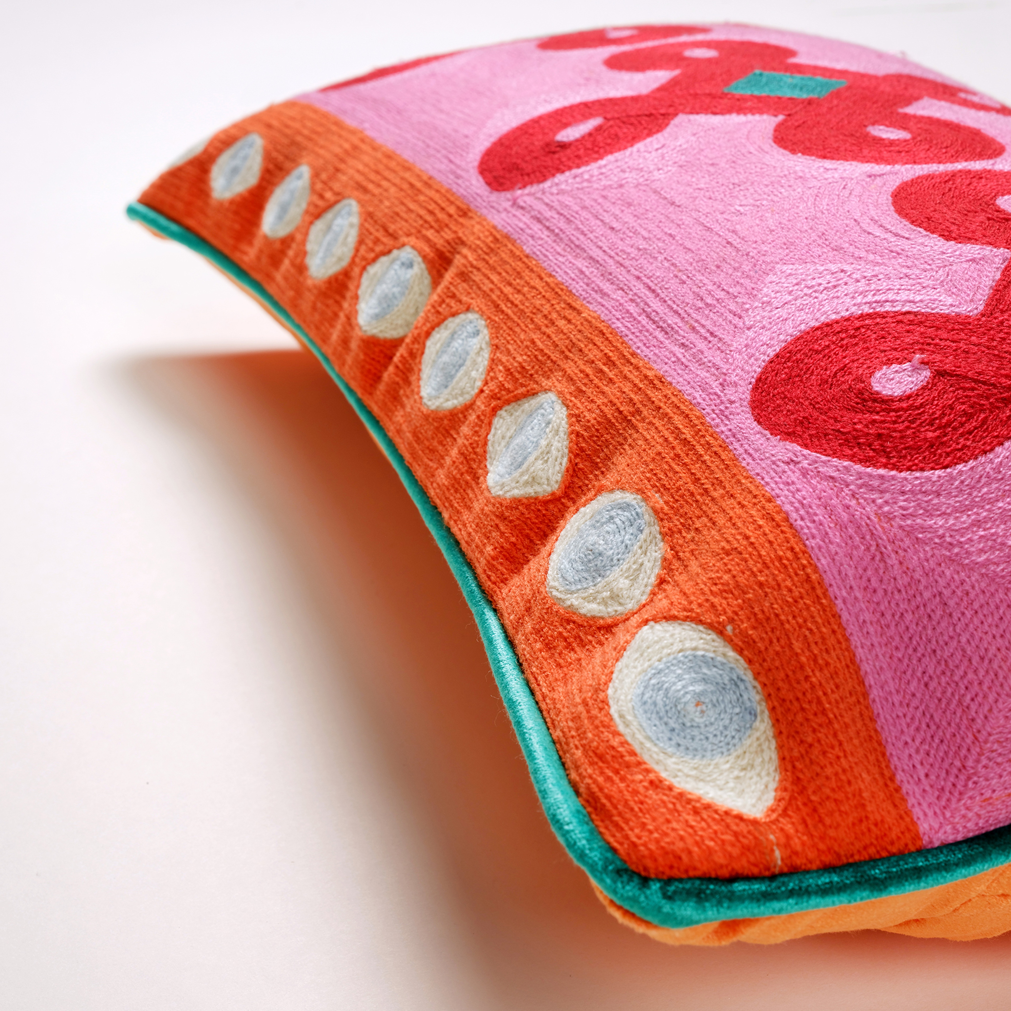 Ghunı Nakışlı Viskon Pamuk Kadife Dolgulu Kırlent 30x55 Cm Renkli