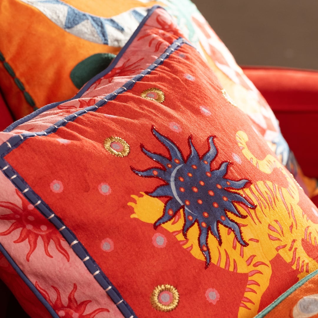 Ghunı Dijital Baskılı Nakışlı Pamuk Dolgulu Kırlent 50x50 Cm Kırmızı