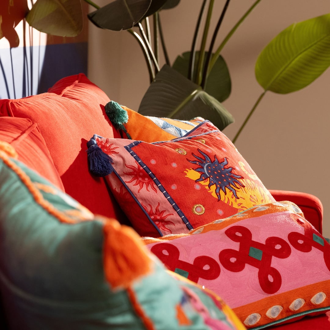 Ghunı Dijital Baskılı Nakışlı Pamuk Dolgulu Kırlent 50x50 Cm Kırmızı