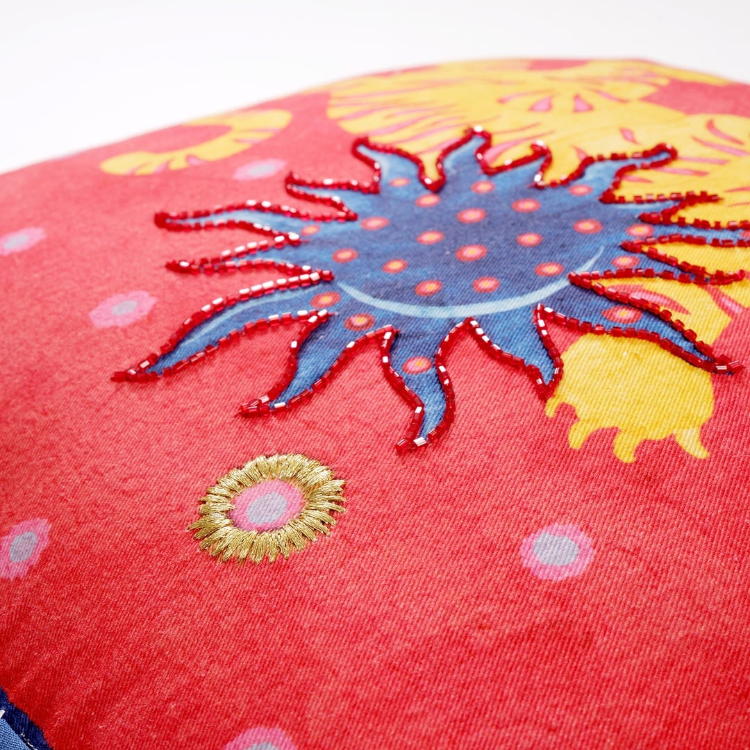 Ghunı Dijital Baskılı Nakışlı Pamuk Dolgulu Kırlent 50x50 Cm Kırmızı