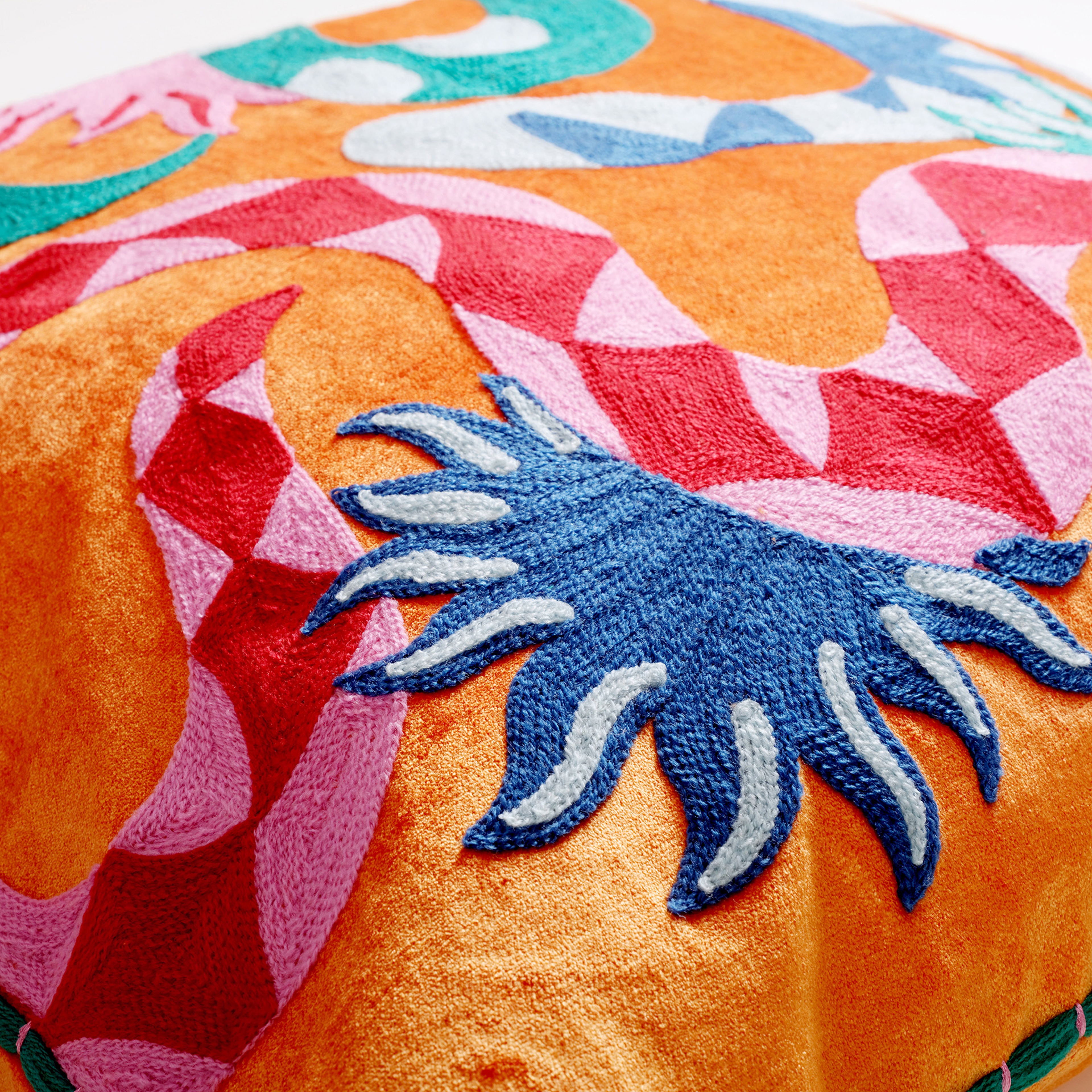 Ghunı Nakışlı Viskon Pamuk Kadife Dolgulu Kırlent 50x50 Cm Turuncu