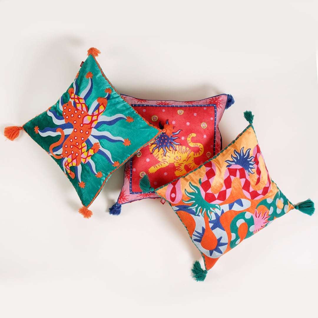 Ghunı Nakışlı Viskon Pamuk Kadife Dolgulu Kırlent 50x50 Cm Turuncu