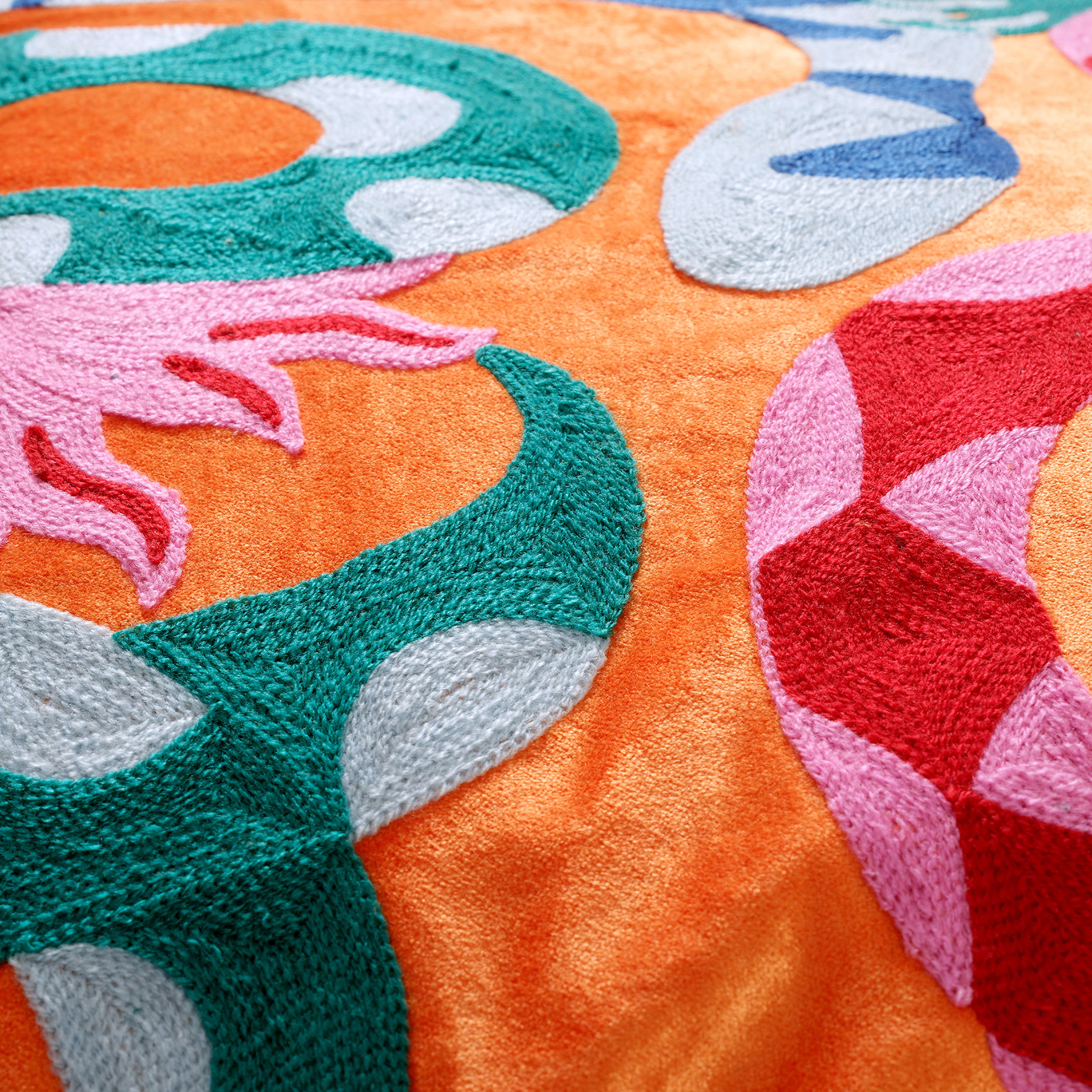 Ghunı Nakışlı Viskon Pamuk Kadife Dolgulu Kırlent 50x50 Cm Turuncu