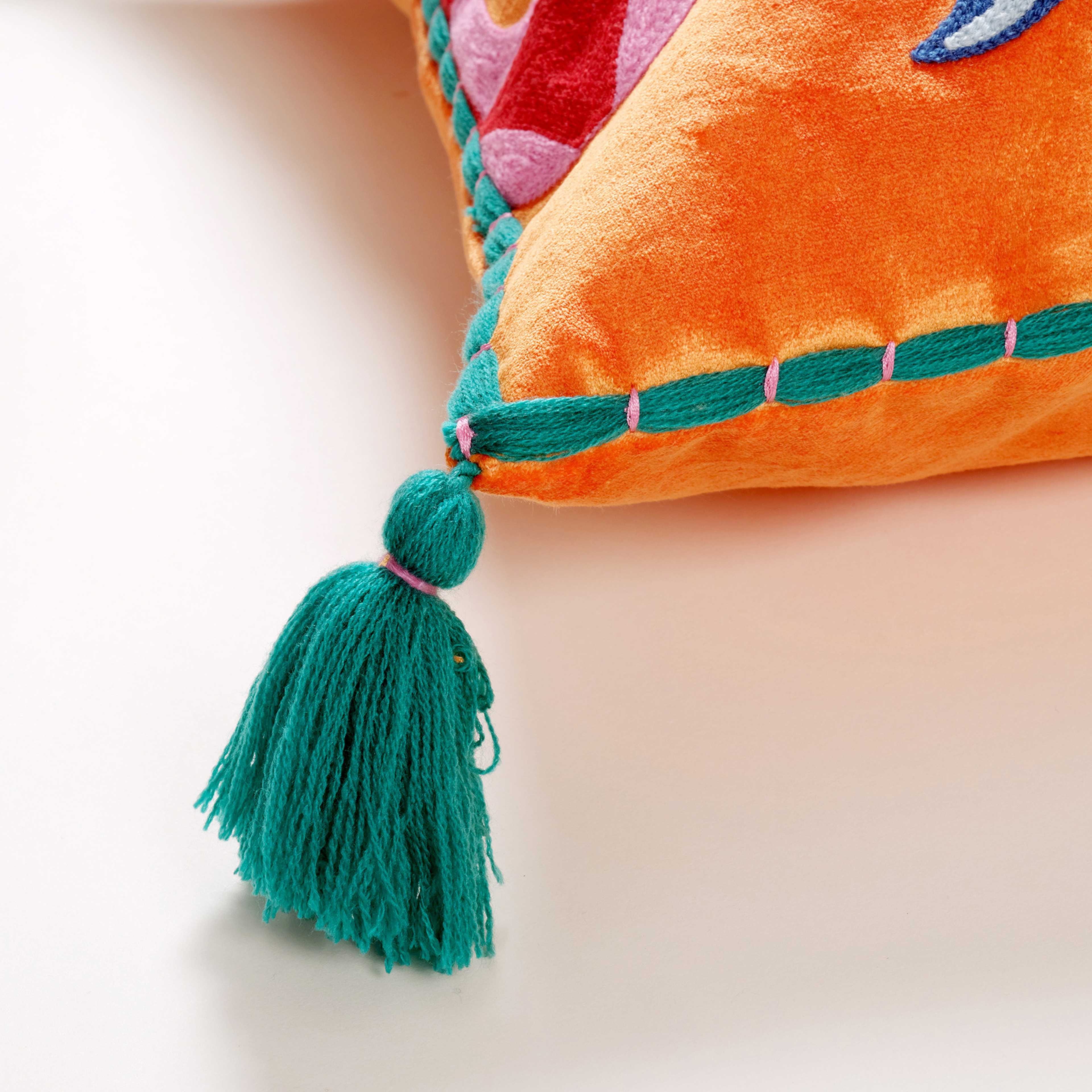 Ghunı Nakışlı Viskon Pamuk Kadife Dolgulu Kırlent 50x50 Cm Turuncu