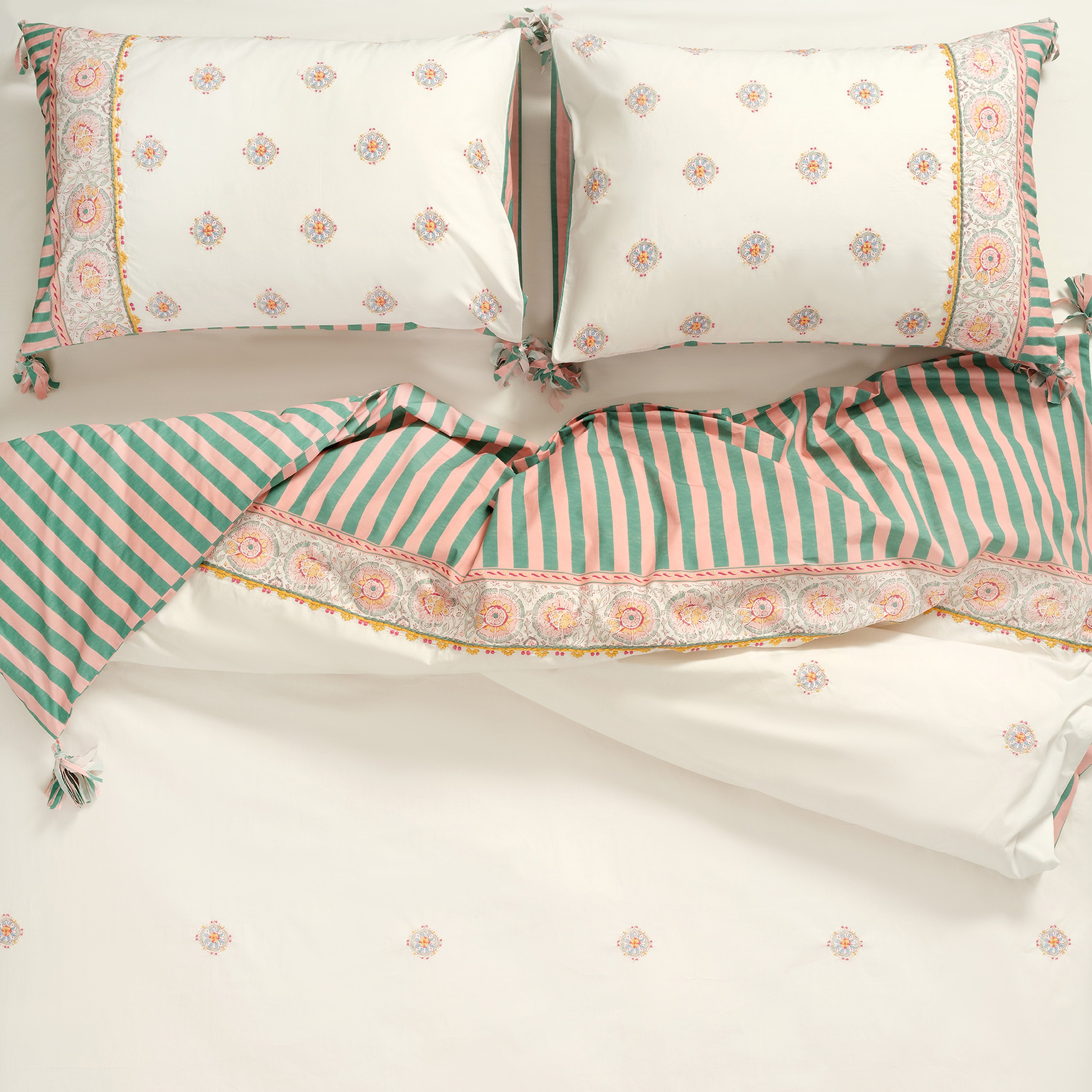 Sansad 200 Tc Püsküllü El İşi Nakışlı E.kıng Sıze Pamuk Percale Nevresim Takımı 260x240 Cm Ekru