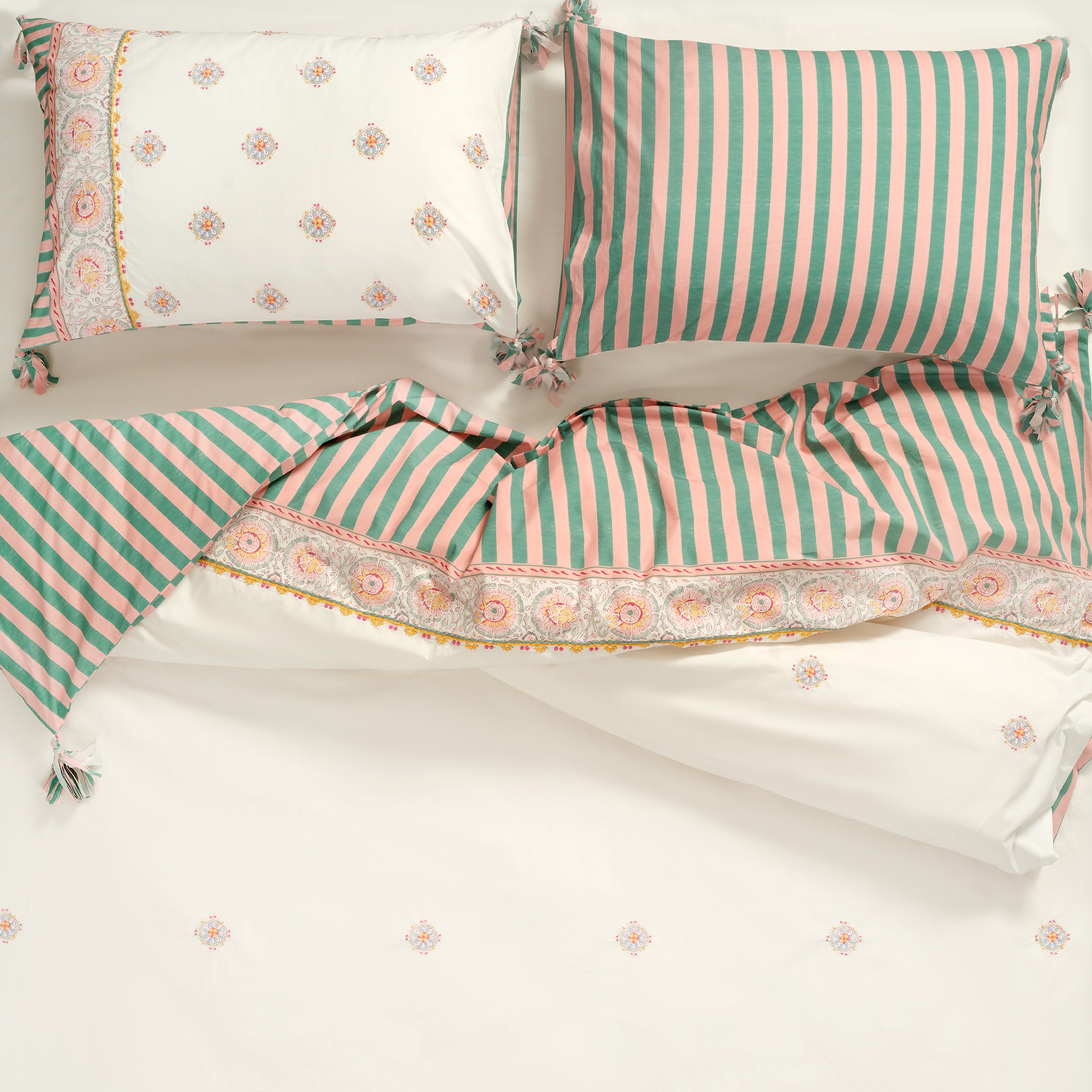 Sansad 200 Tc Püsküllü El İşi Nakışlı E.kıng Sıze Pamuk Percale Nevresim Takımı 260x240 Cm Ekru