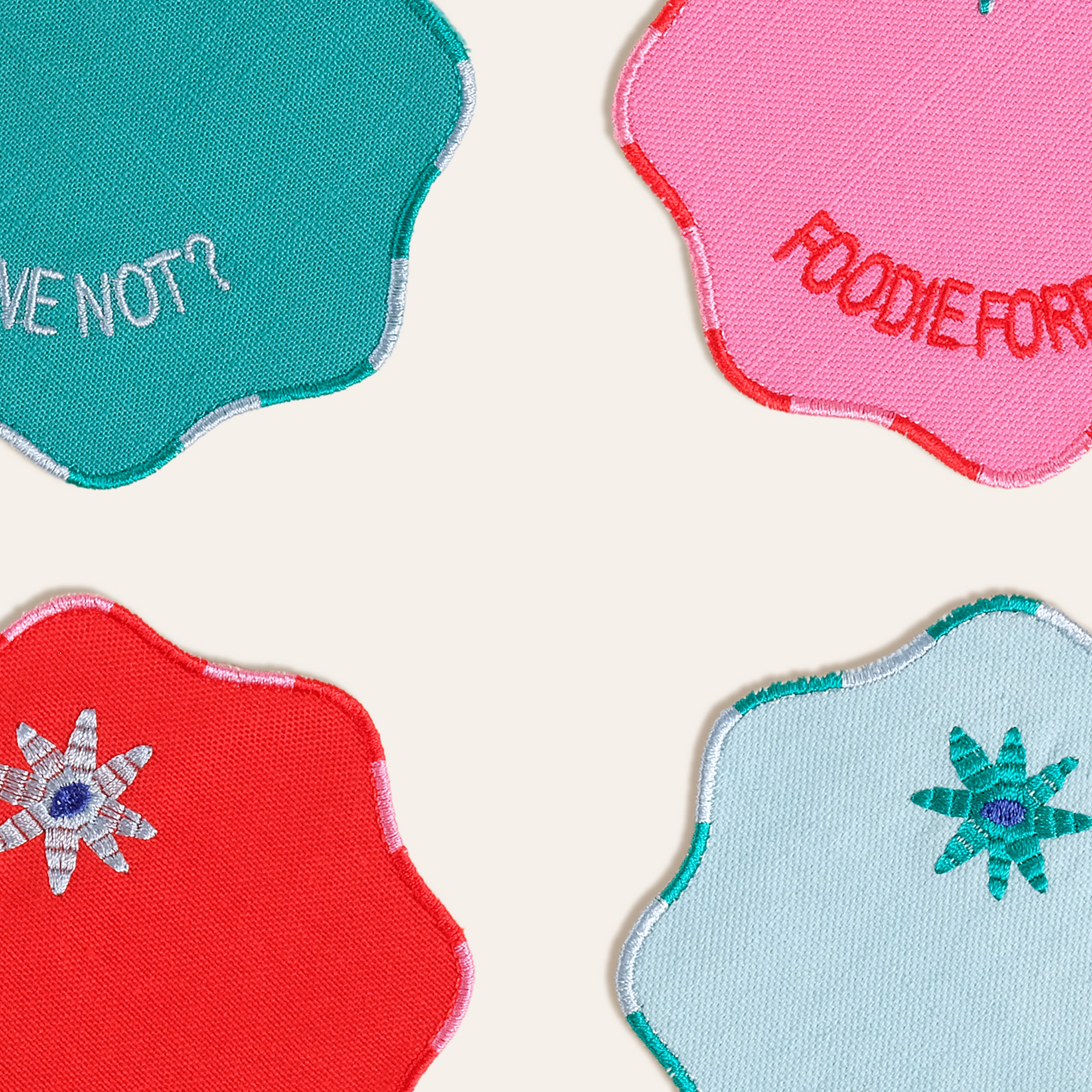 Nilüfer Dijital Baskılı Nakışlı 4'lü Pamuk Bardak Altlığı 13 Cm Renkli