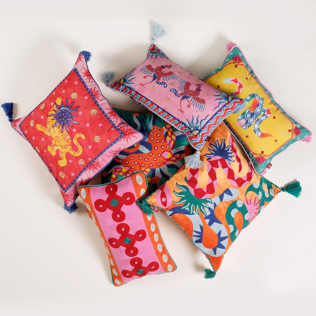 Ghunı Dijital Baskılı Nakışlı Pamuk Dolgulu Kırlent 50x50 Cm Kırmızı