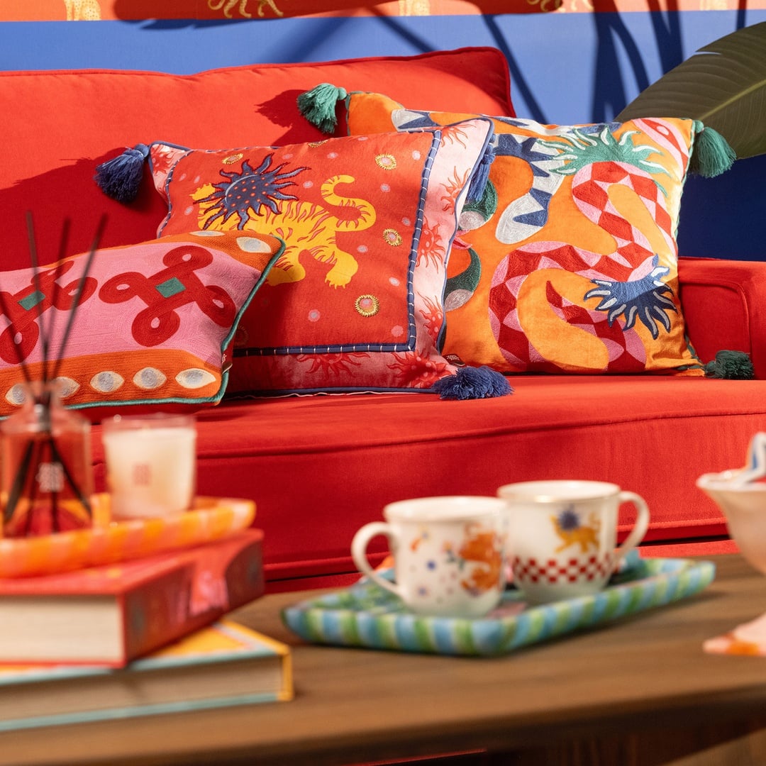 Ghunı Dijital Baskılı Nakışlı Pamuk Dolgulu Kırlent 50x50 Cm Kırmızı