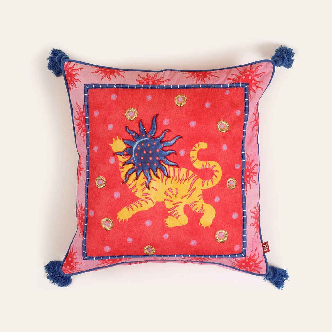 Ghunı Dijital Baskılı Nakışlı Pamuk Dolgulu Kırlent 50x50 Cm Kırmızı