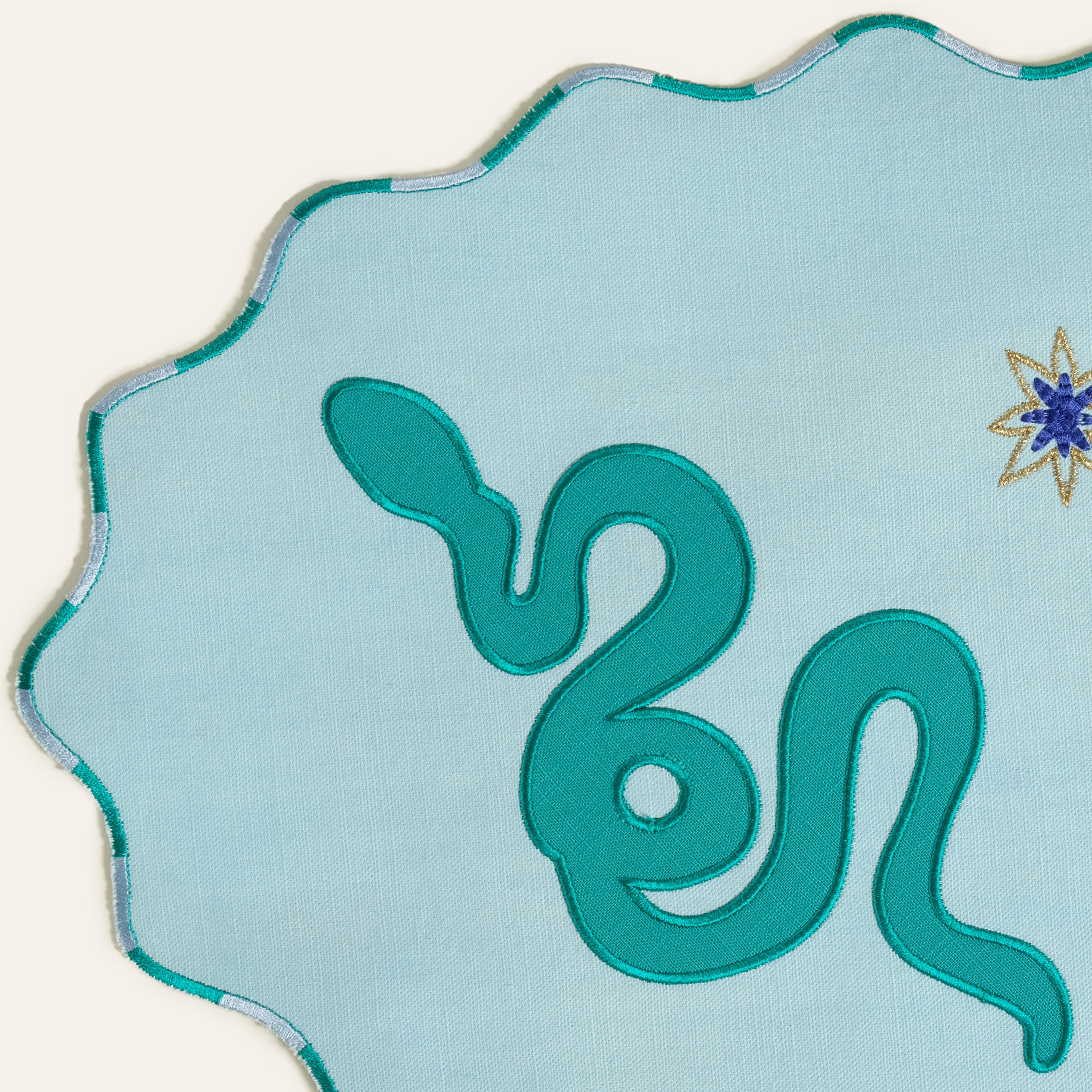 Nilüfer Dijital Baskılı Nakışlı Pamuk Amerikan Servis 35x50 Cm Yeşil - Mavi