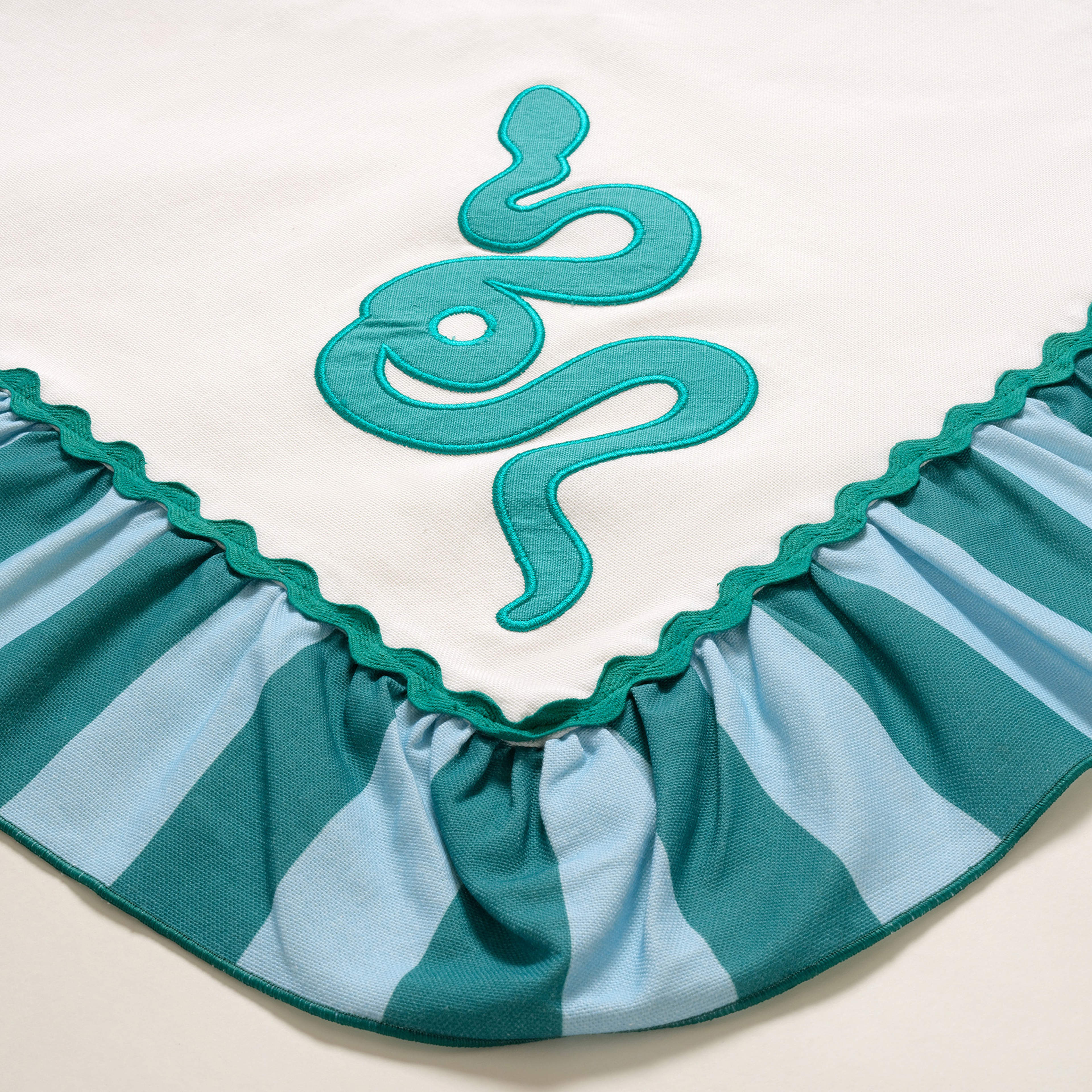 Nilüfer Fırfır Detaylı Nakışlı Pamuk Masa Örtüsü 160x240 Cm Ekru