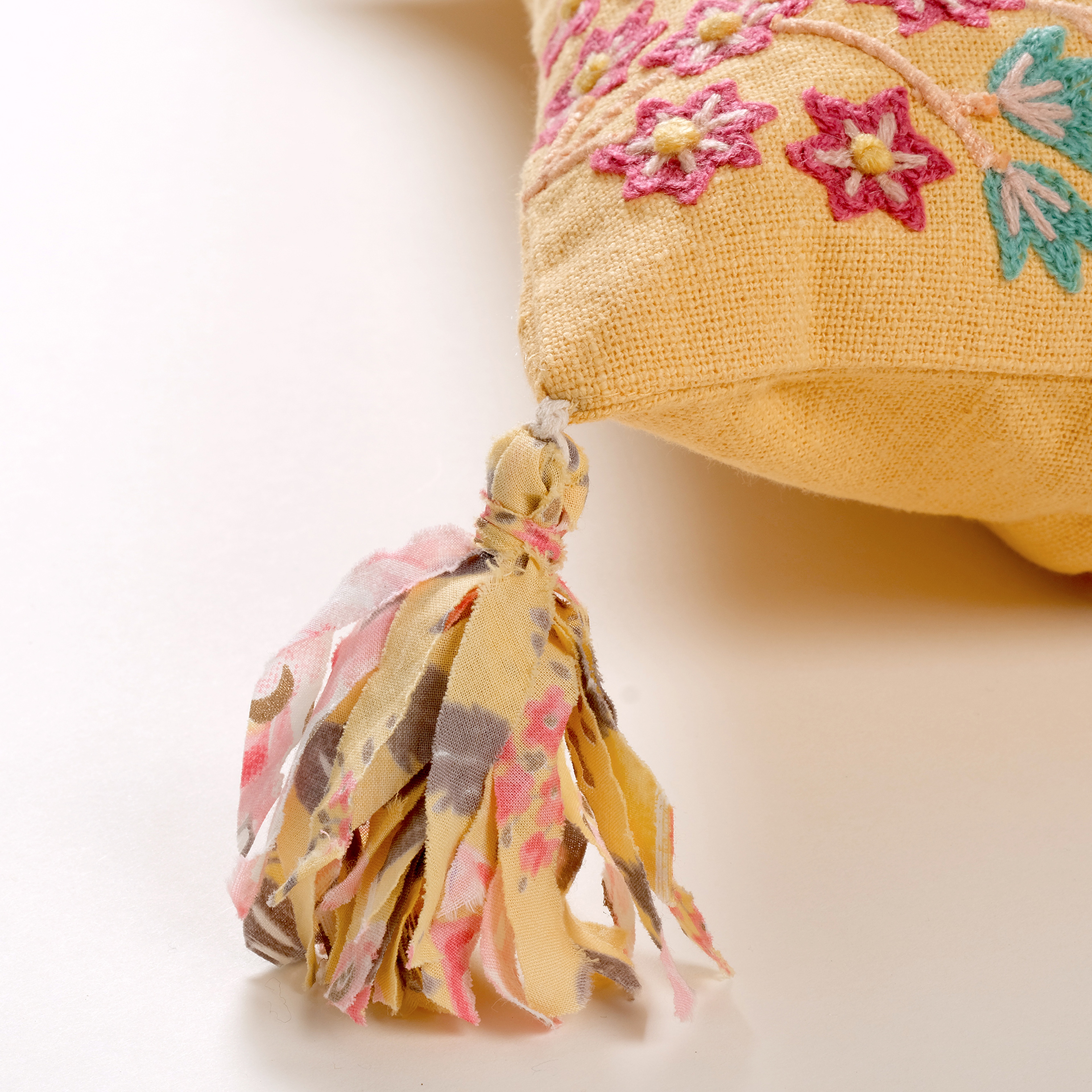 Ghunı Püsküllü Nakışlı Pamuk Dolgulu Kırlent 30x55 Cm Sarı