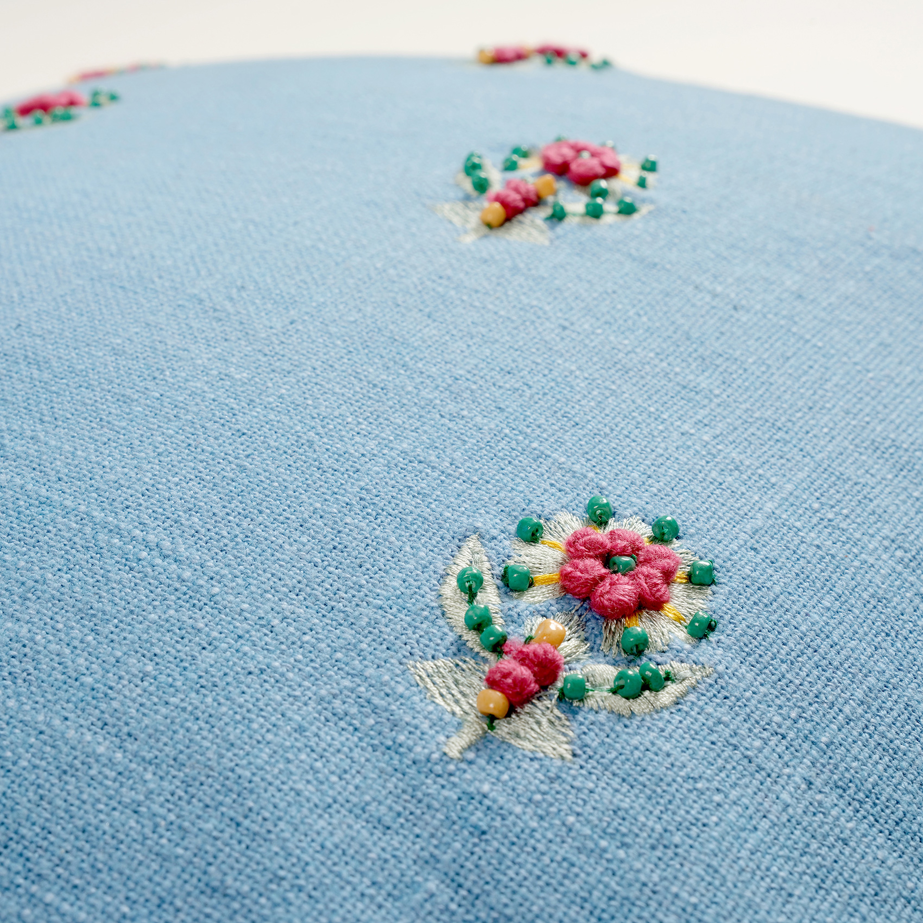 Ghunı Püsküllü Nakışlı Pamuk Dolgulu Kırlent 50x50 Cm Açık Mavi