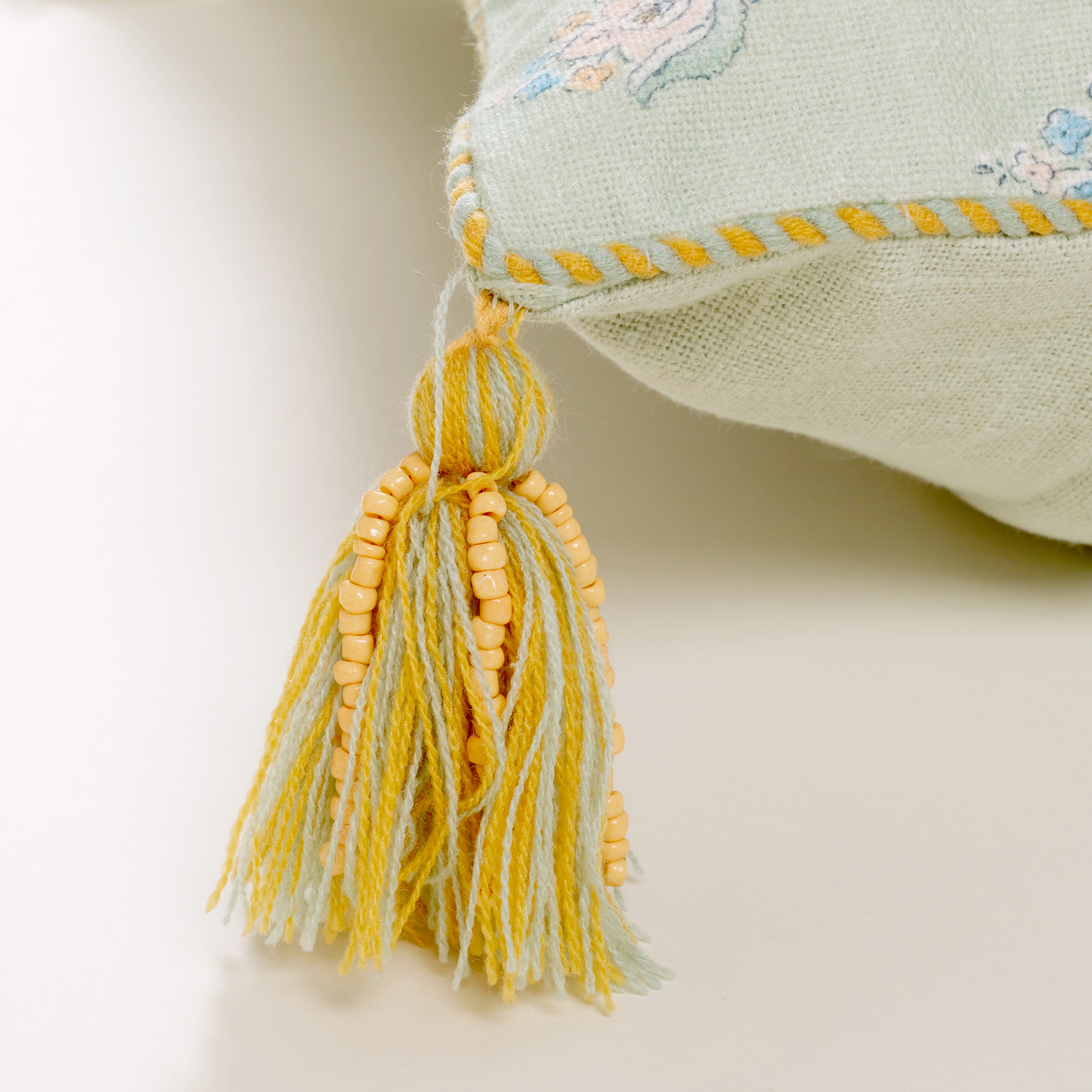 Ghunı Püsküllü Nakışlı Pamuk Dolgulu Kırlent 30x55 Cm Açık Yeşil