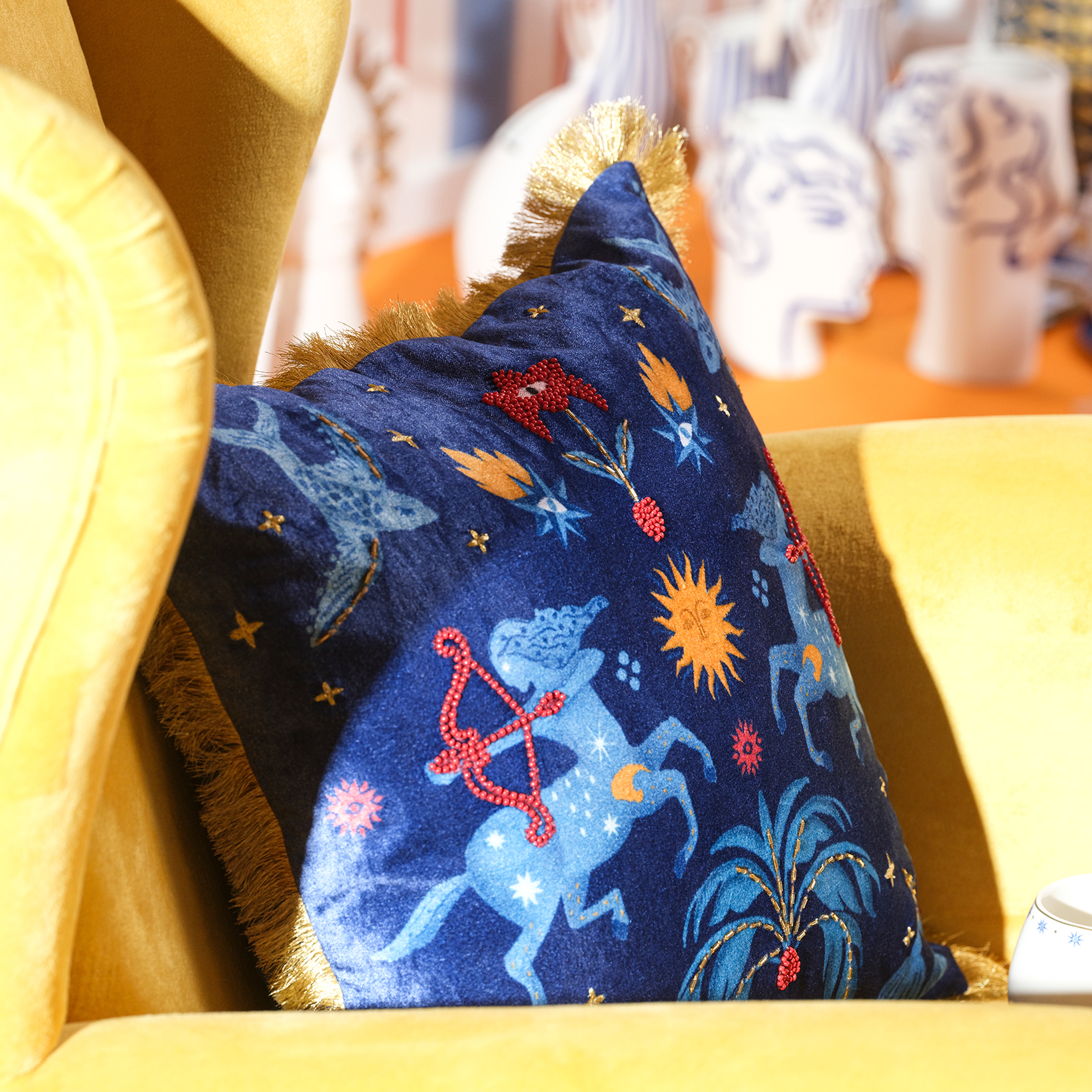 Ghunı Püsküllü Nakışlı Viskon Pamuk Kadife Dolgulu Kırlent 50x50 Cm Mavi