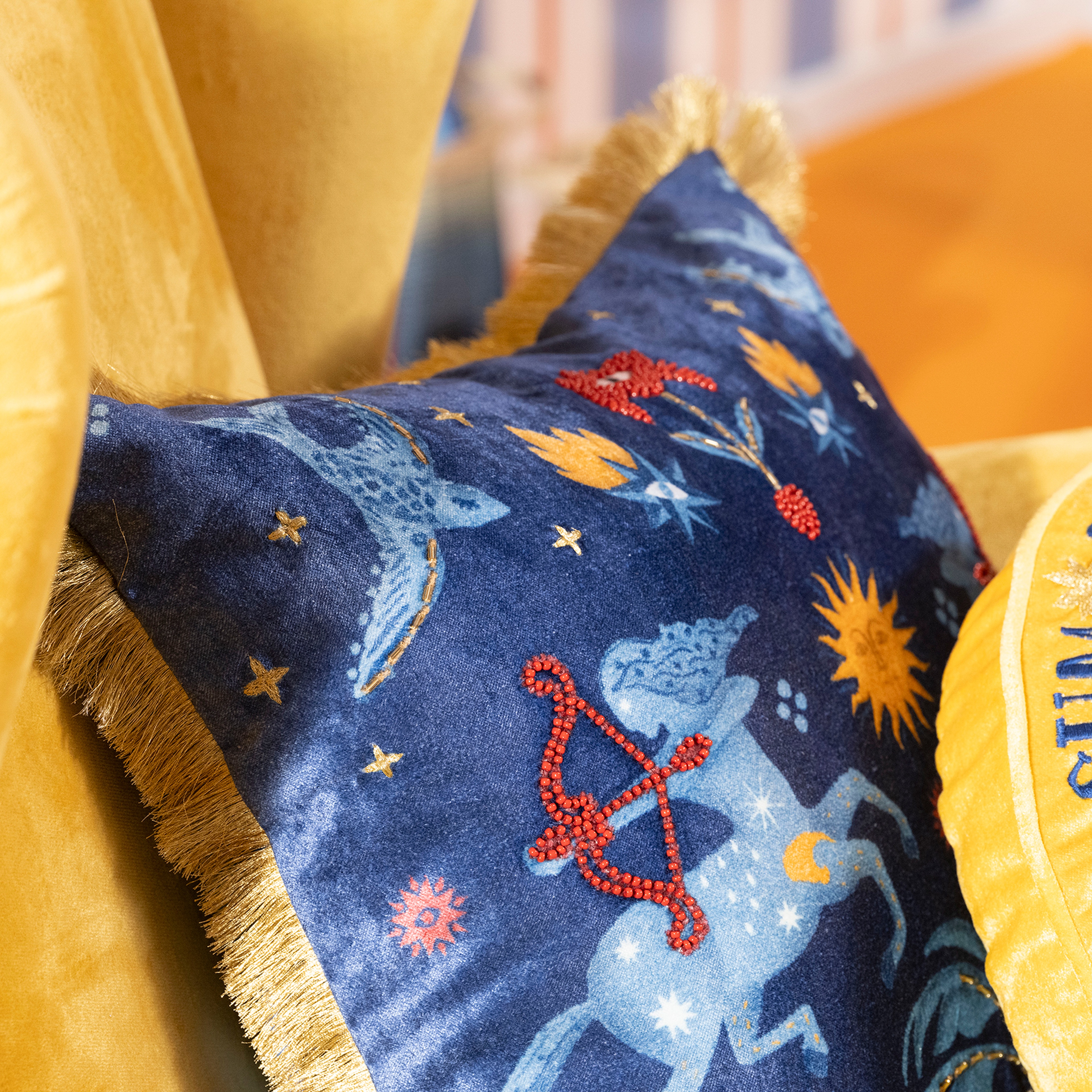 Ghunı Püsküllü Nakışlı Viskon Pamuk Kadife Dolgulu Kırlent 50x50 Cm Mavi