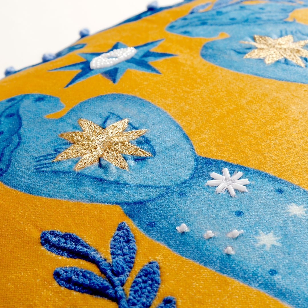 Ghunı Püsküllü Nakışlı Viskon Pamuk Kadife Dolgulu Kırlent 50x50 Cm Sarı