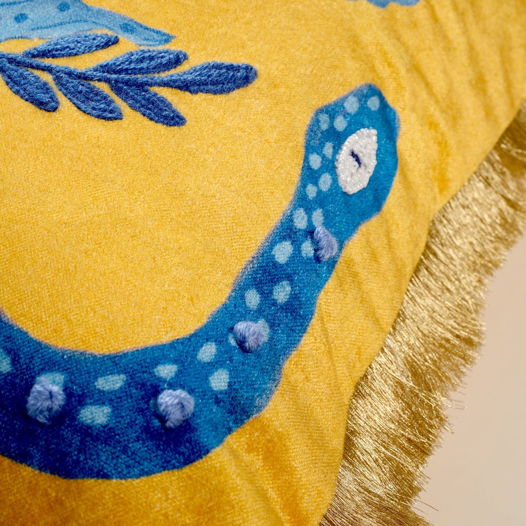 Ghunı Püsküllü Nakışlı Viskon Pamuk Kadife Dolgulu Kırlent 50x50 Cm Sarı