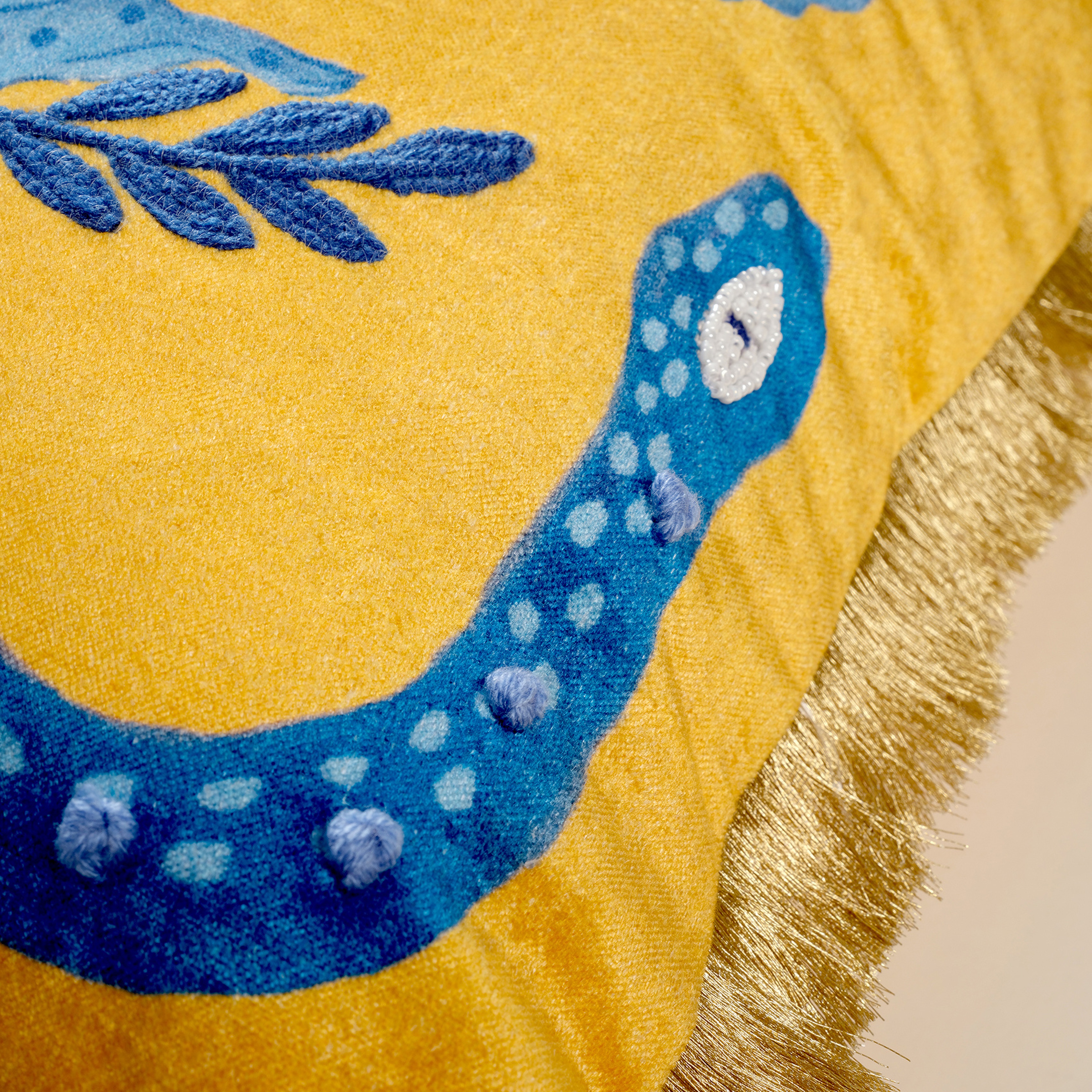 Ghunı Püsküllü Nakışlı Viskon Pamuk Kadife Dolgulu Kırlent 50x50 Cm Sarı