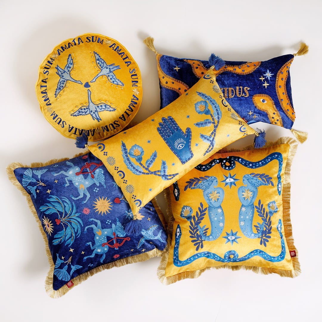 Ghunı Püsküllü Nakışlı Viskon Pamuk Kadife Dolgulu Kırlent 50x50 Cm Sarı