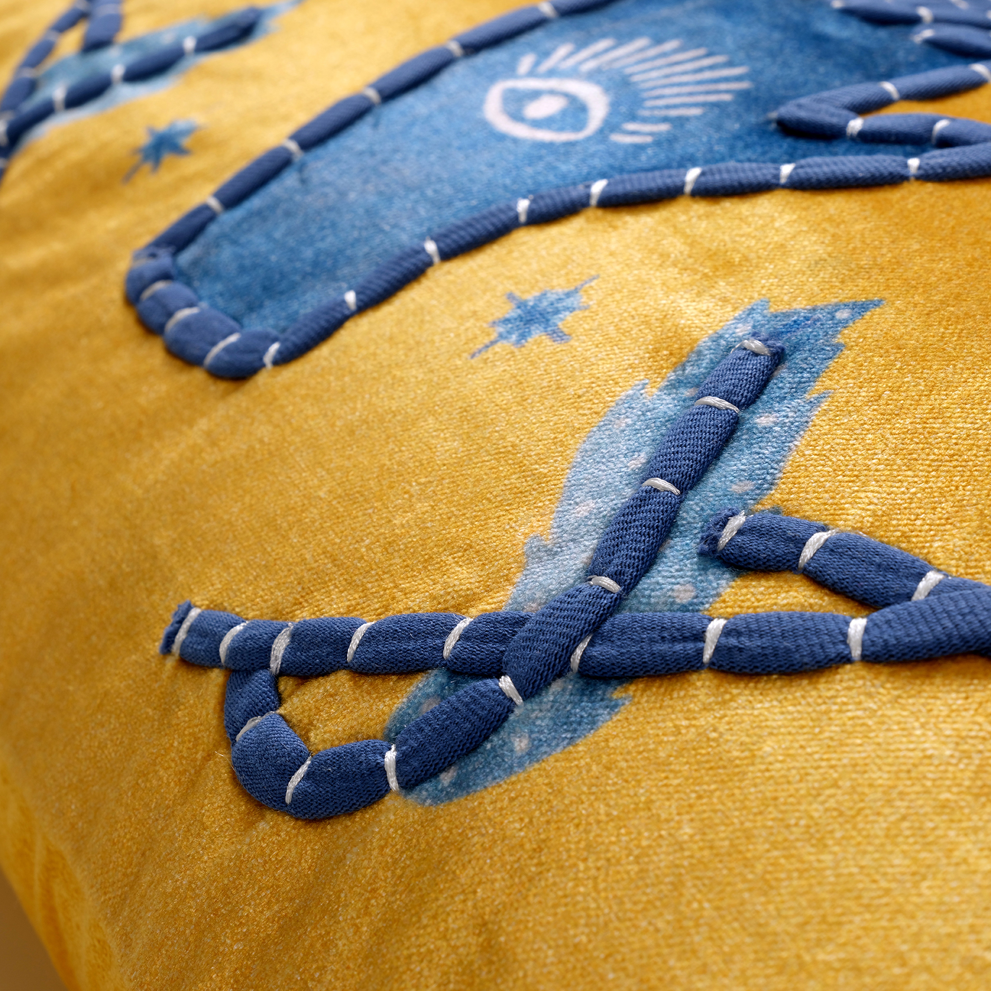 Ghunı Püsküllü Nakışlı Viskon Pamuk Kadife Dolgulu Kırlent 30x55 Cm Sarı